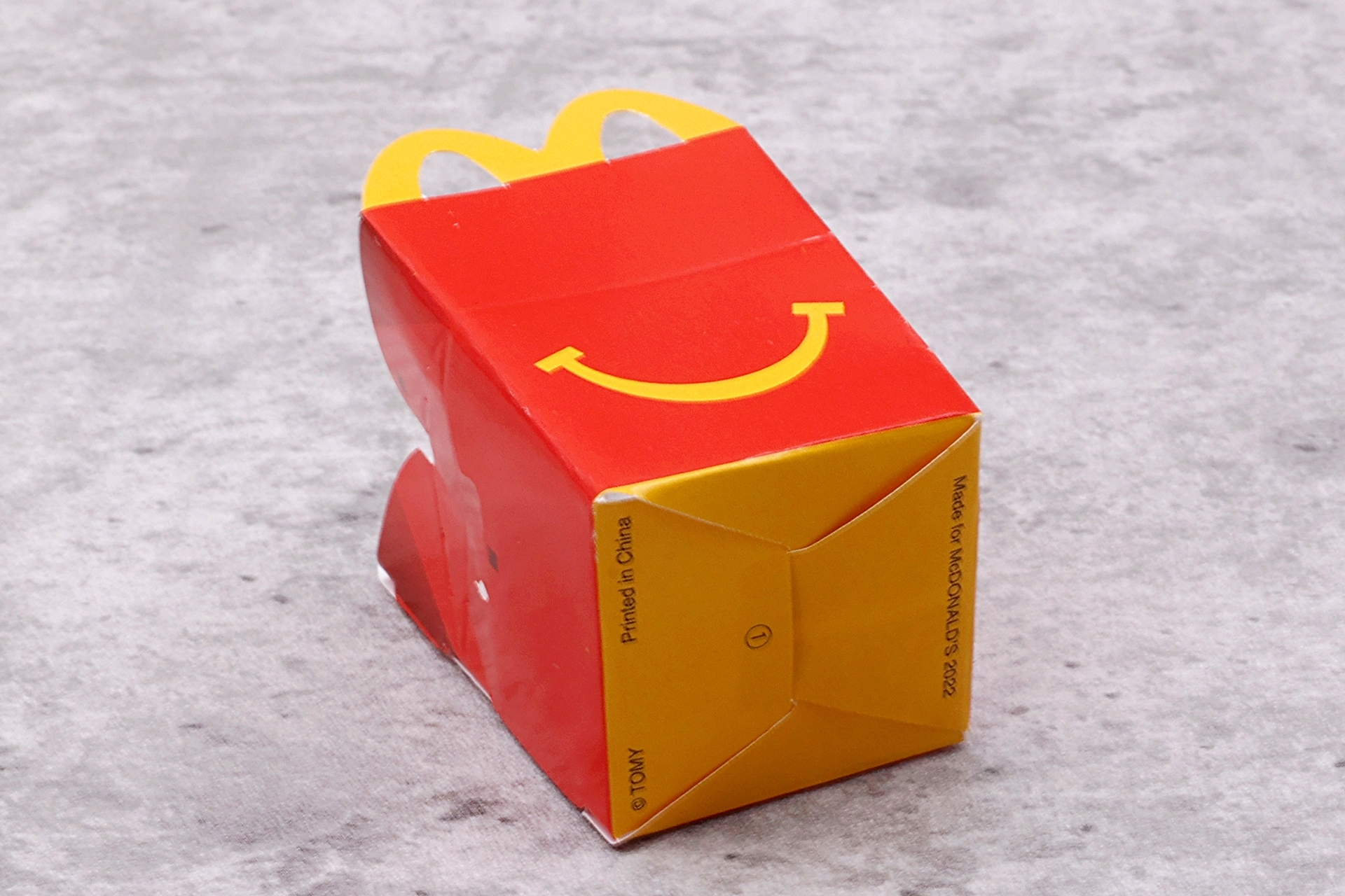 最初に作り始めたのがハッピーセットボックスだったが、これがなかなかの難産だった。背面部分は、段ボールでよく見かける組み込み式になっている