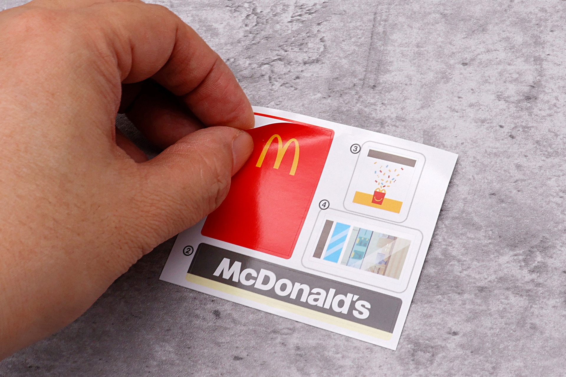 まずは、マクドナルドレストランのほうからシールを貼っていく