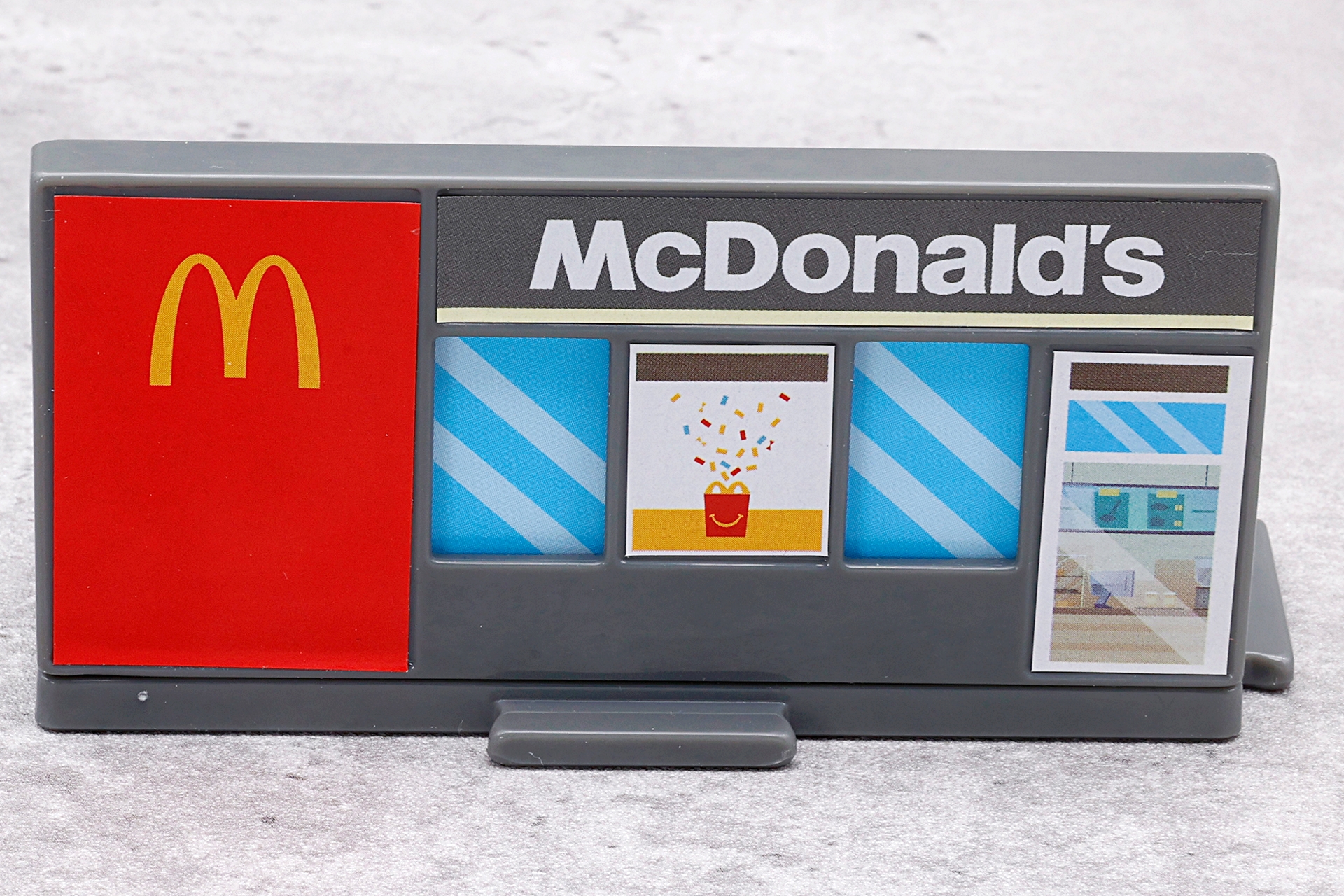 イラストのシートはスライドさせることで、閉店状態にもできる