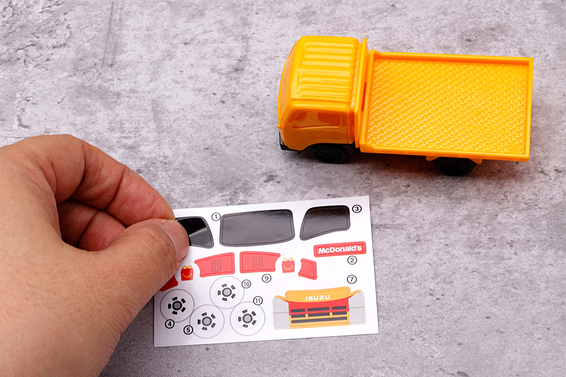 続いて車両運搬車のほうもシールを貼っていく