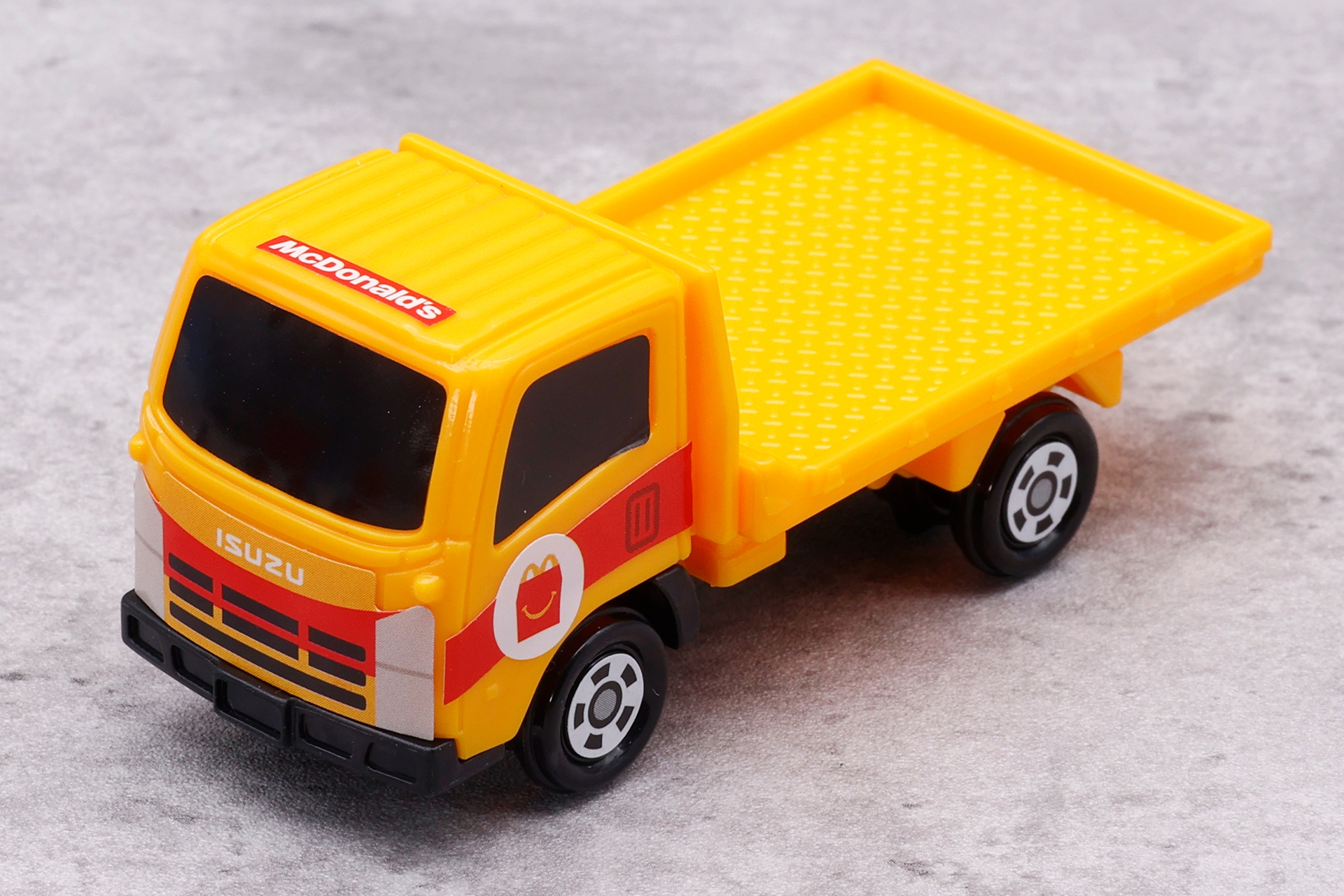 ほかのトミカを乗せるのは難しいが、台座部分はいろいろなものが乗せられそうだ