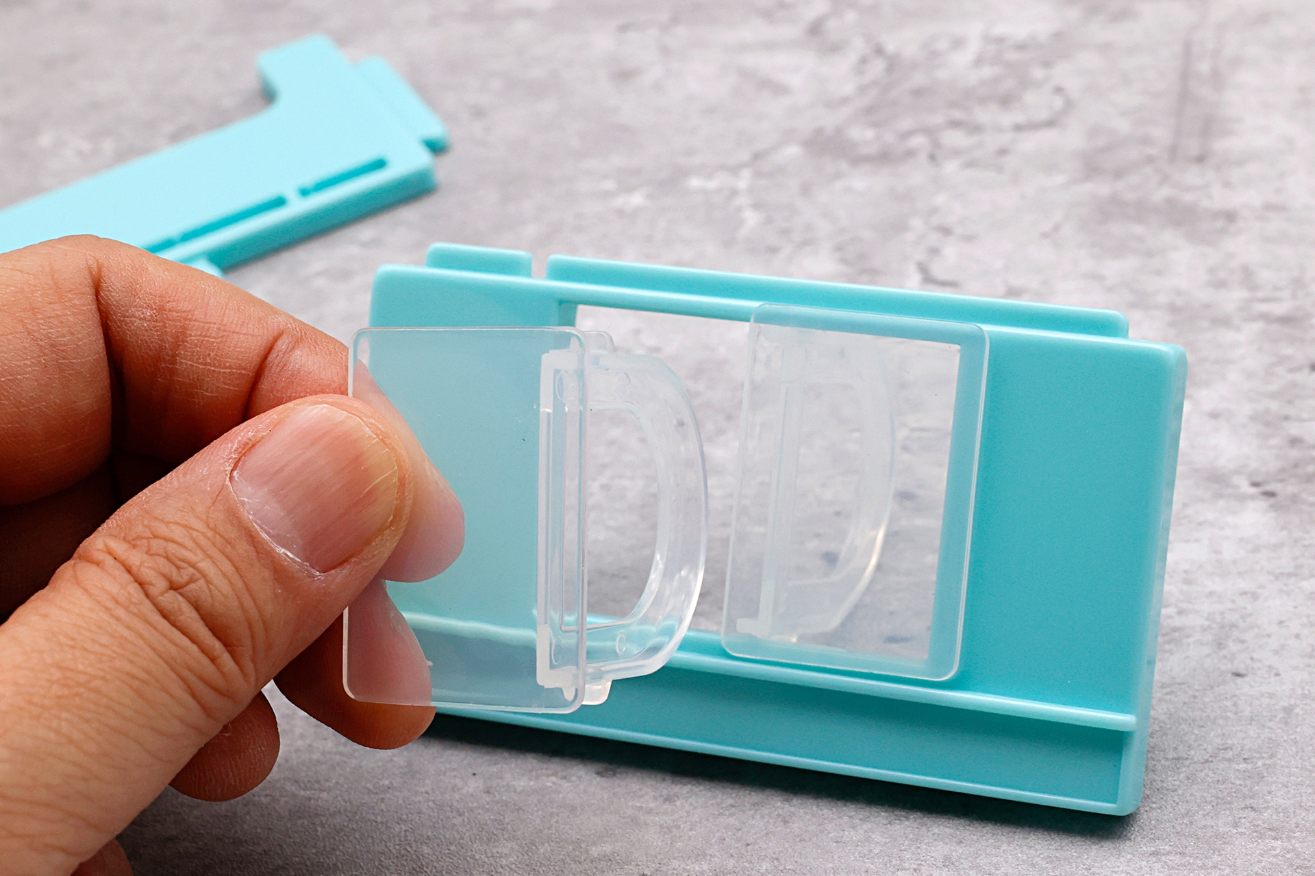 半透明なドアパーツを取り付けていく