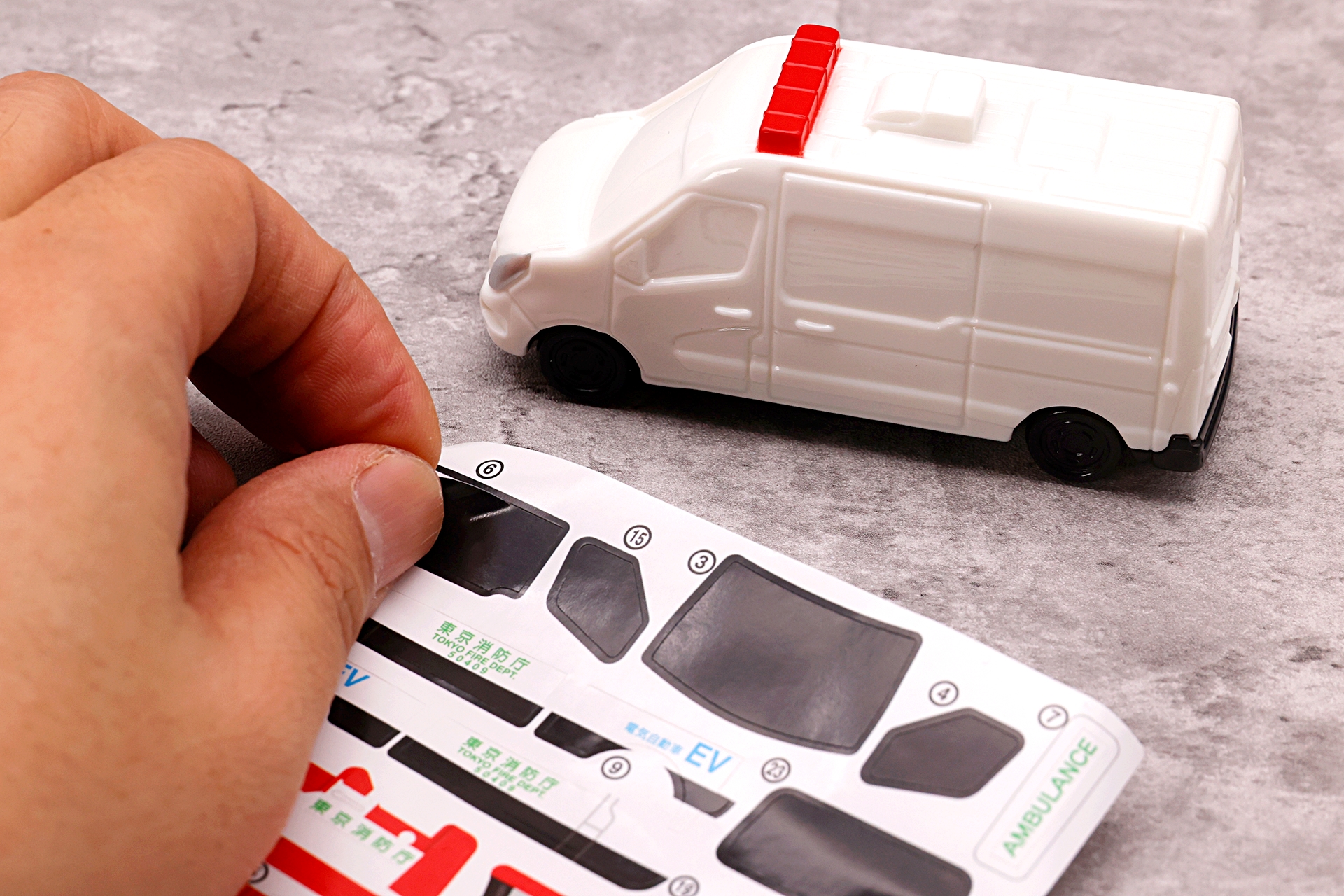 救急車のほうもシールを貼っていく。裏面で貼る場所を確認しながら、作業を進めていこう