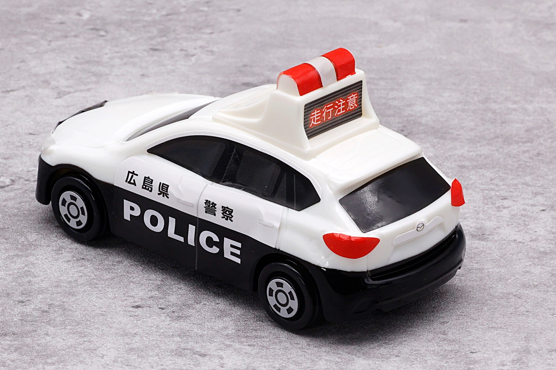 白黒ということもあるが、どこから見てもパトカーとひと目でわかる