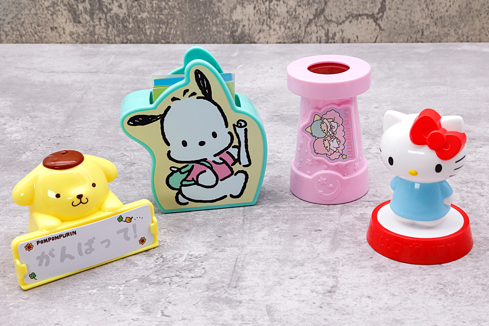 こちらが第1弾のハッピーセット「サンリオキャラクターズ」に登場するおもちゃ。写真左から「ポムポムプリン メッセージスタンド」、「ポチャッコ 地図であそぼう」、「リトルツインスターズ ほしのかんさつキット」、「ハローキティ きせかえスタンプ」