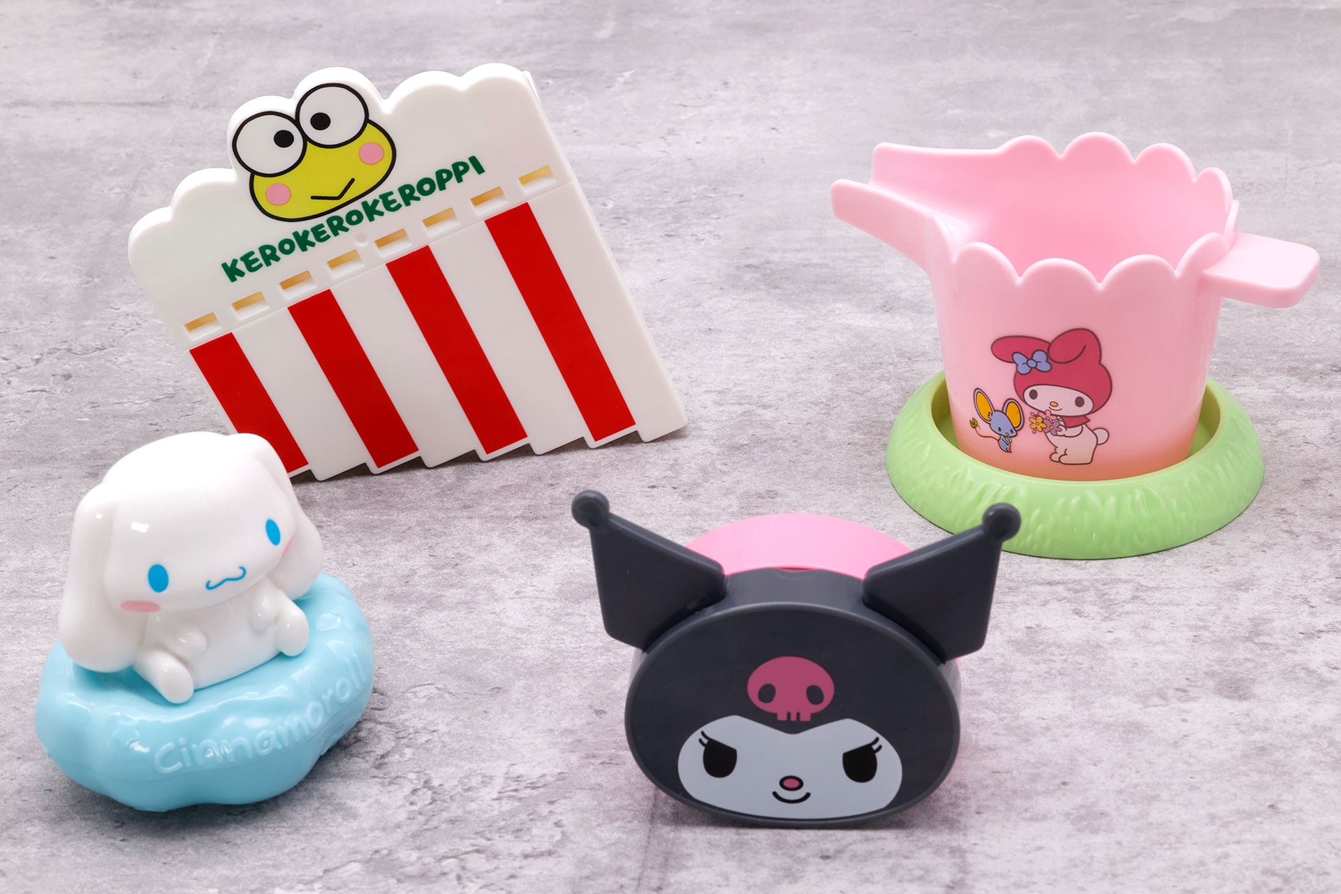 こちらが第2弾のハッピーセット「サンリオキャラクターズ」に登場するおもちゃ。写真左から「シナモロール ころころメジャー」、「けろけろけろっぴ パンフルート」、「クロミ ABCカード」、「マイメロディ 花をさかせよう」