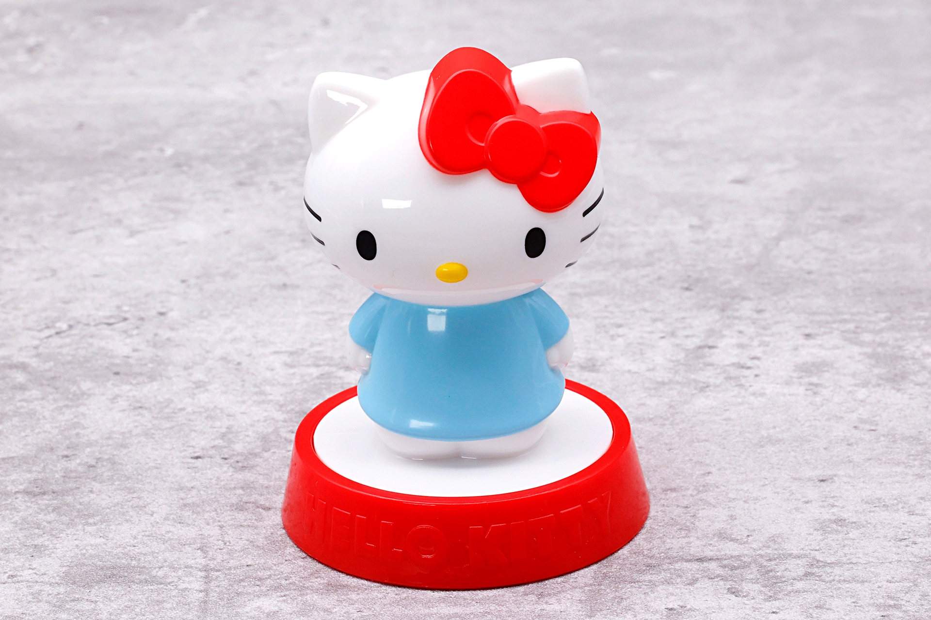 頭にリボンを付けたかわいらしいスタイルのハローキティ