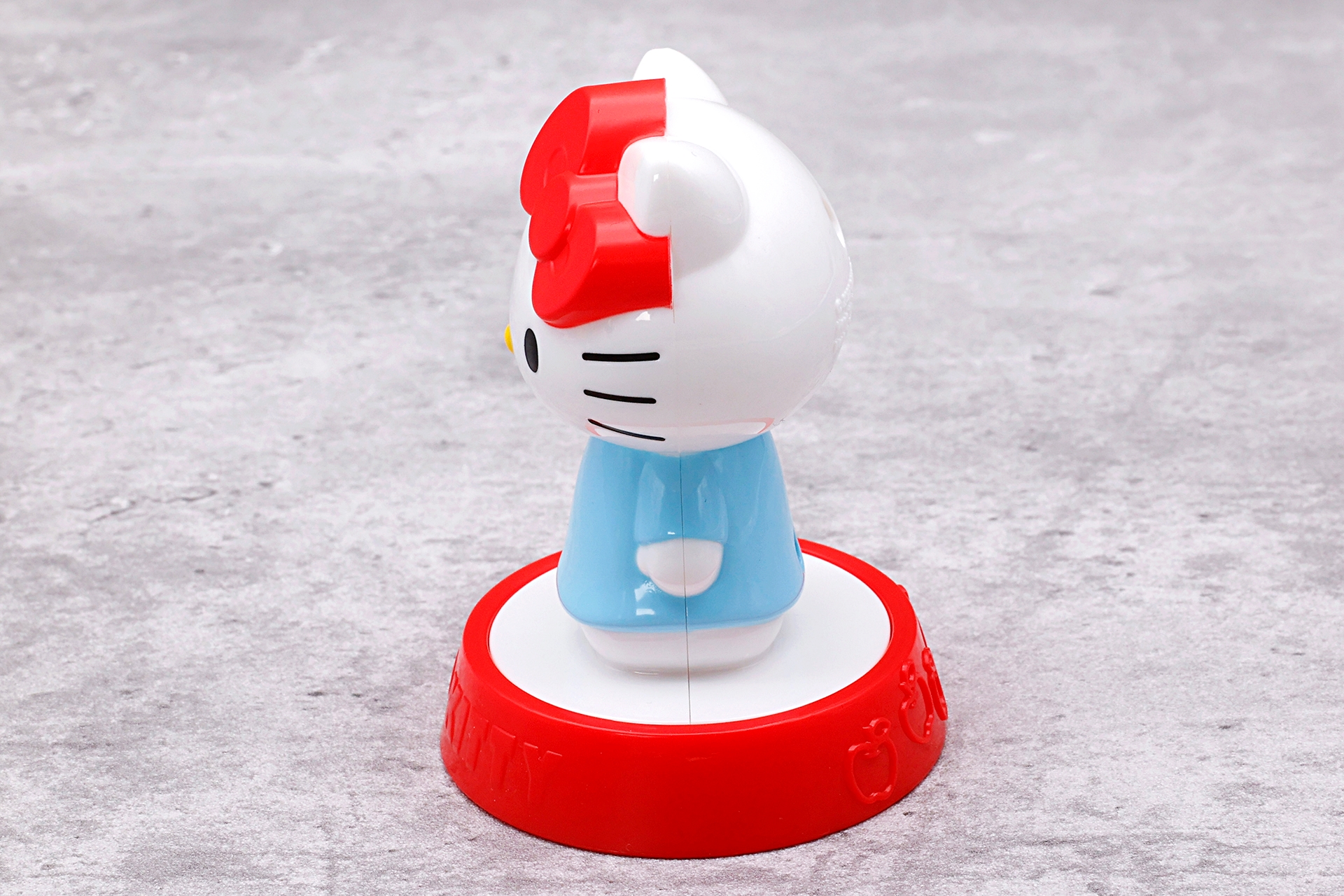 ハローキティの足元にある赤い台座部分がフタになっている