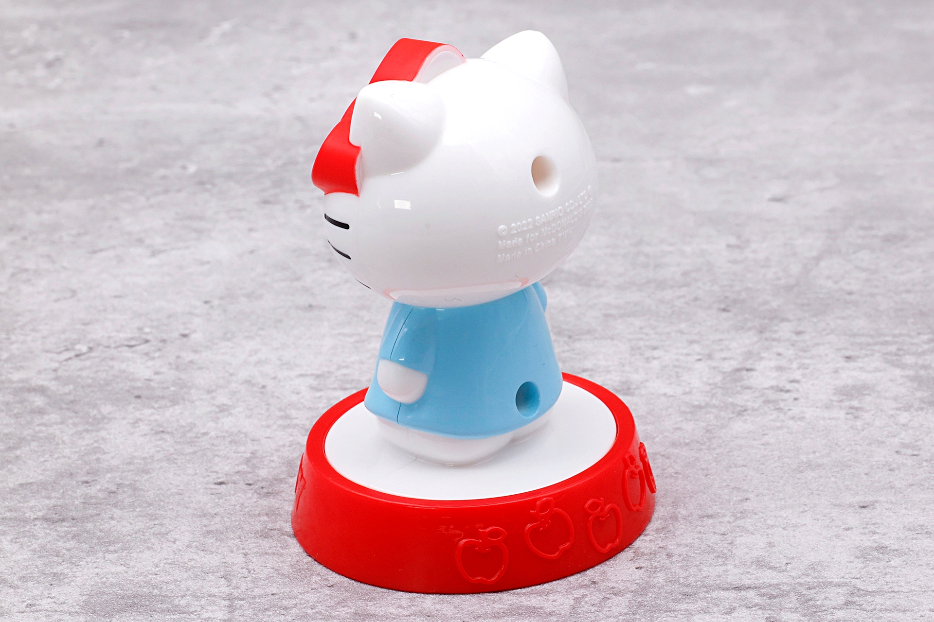 台座部分には「HELLO KITTY」の文字とリンゴのマークが刻まれている