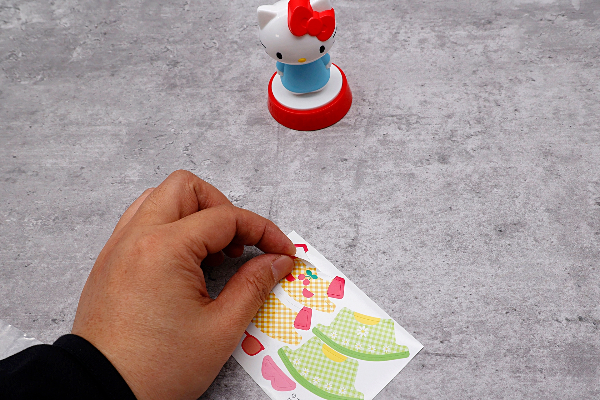 付属のシールを使って、着替えが楽しめるのも特徴のひとつだ