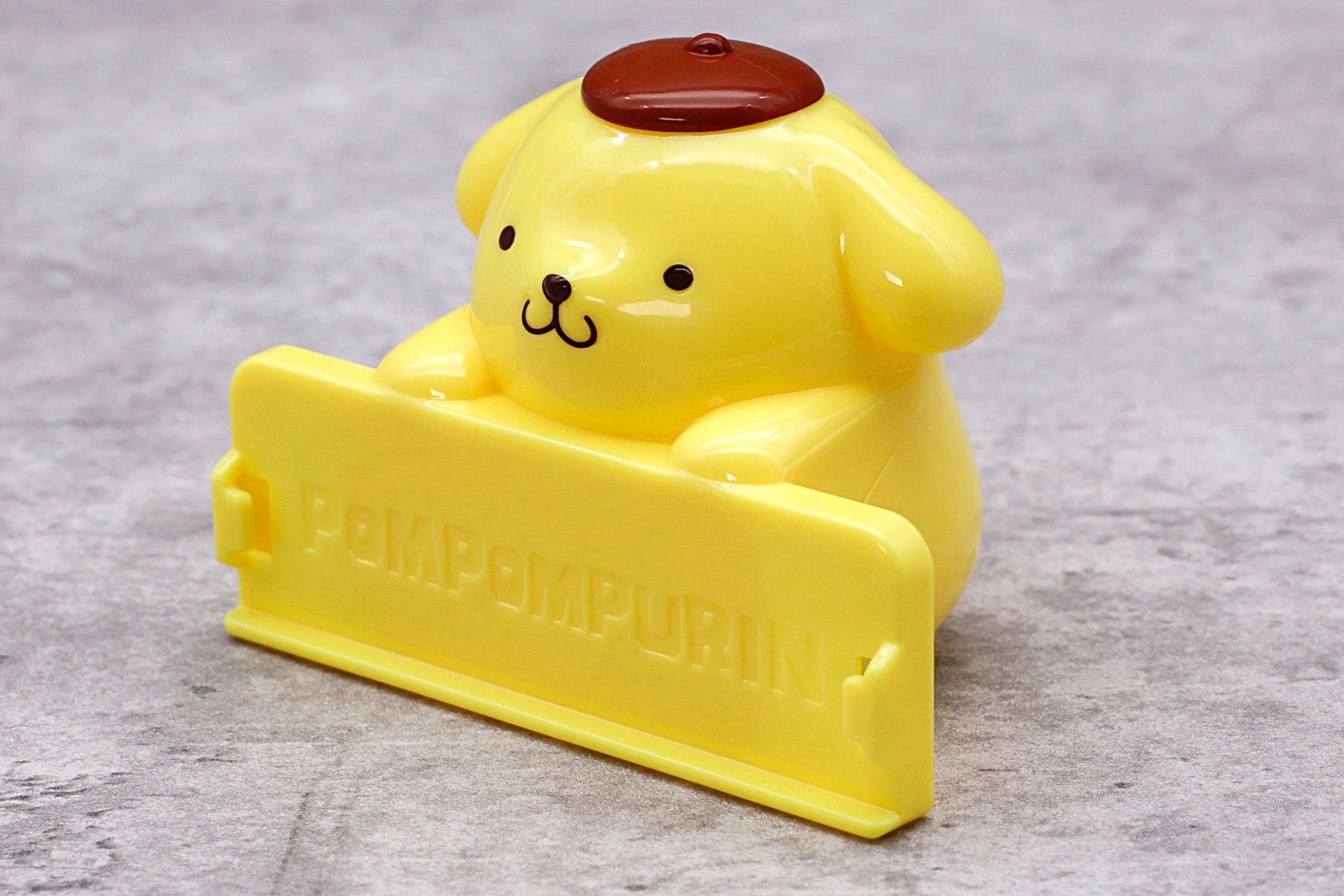 メモが挟める部分には「POMPOMPURIN」の文字が刻まれている