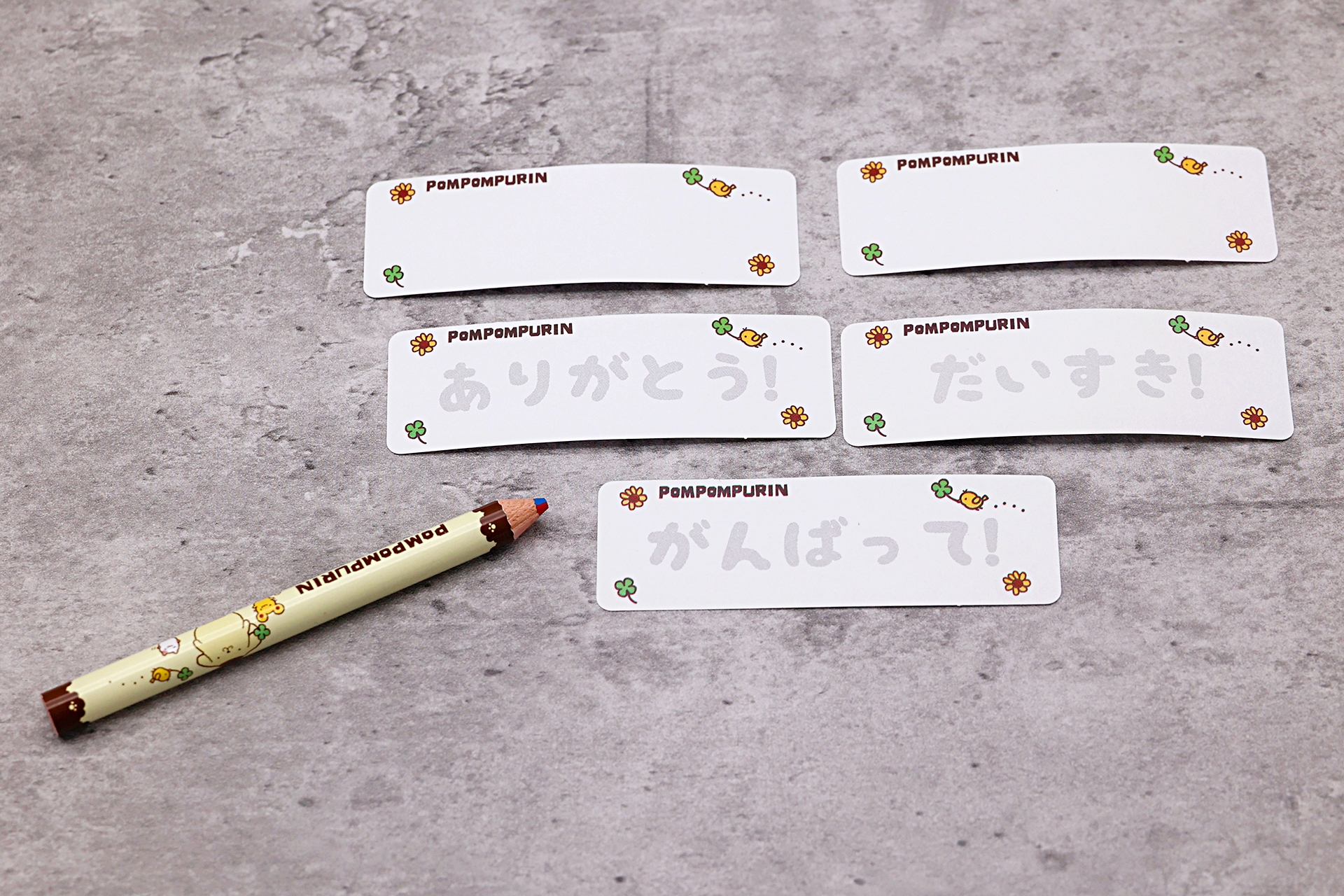 こちらが付属のペンとメモ。メッセージが書かれているメモの裏面は、他と同じデザインだ
