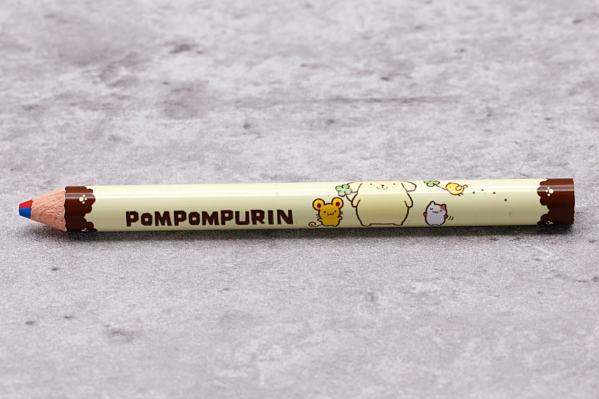 ペン先を見ると、芯の色が赤と青の2色に分かれていることがわかる