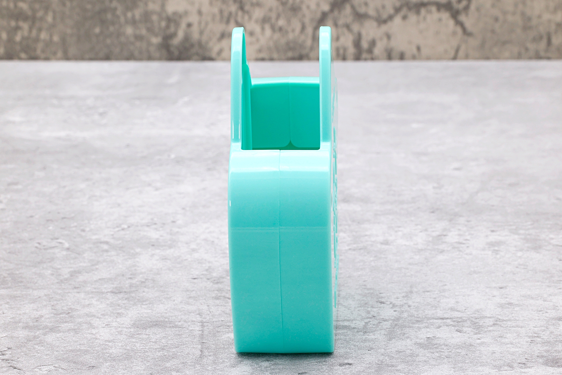 高さが9.5cm、幅が3cmほどのサイズ感になっている