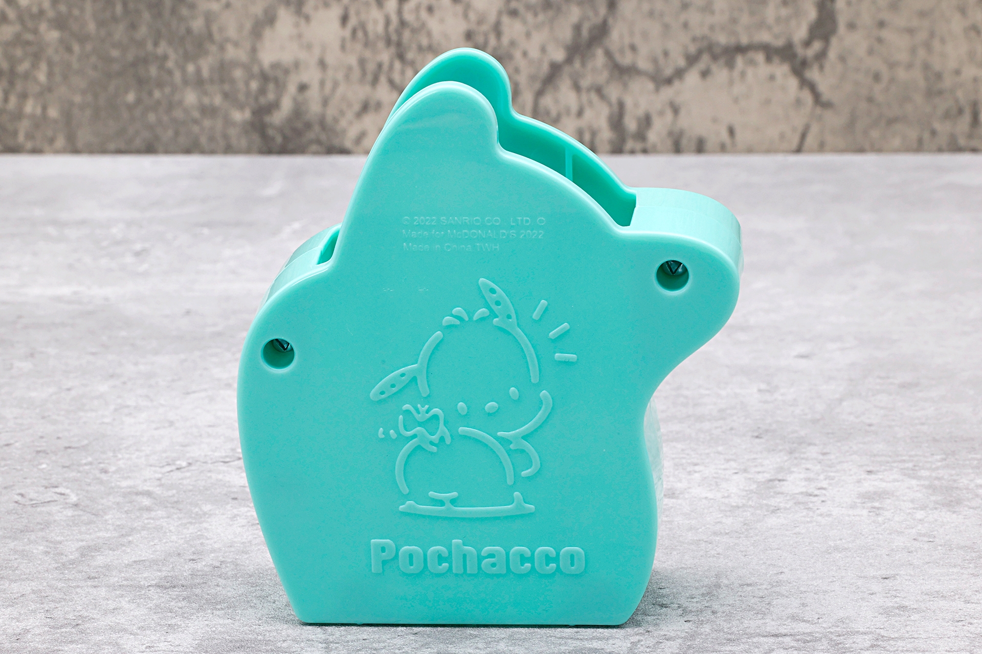 背面部分には、イラストと「Pochacco」の文字が刻まれている