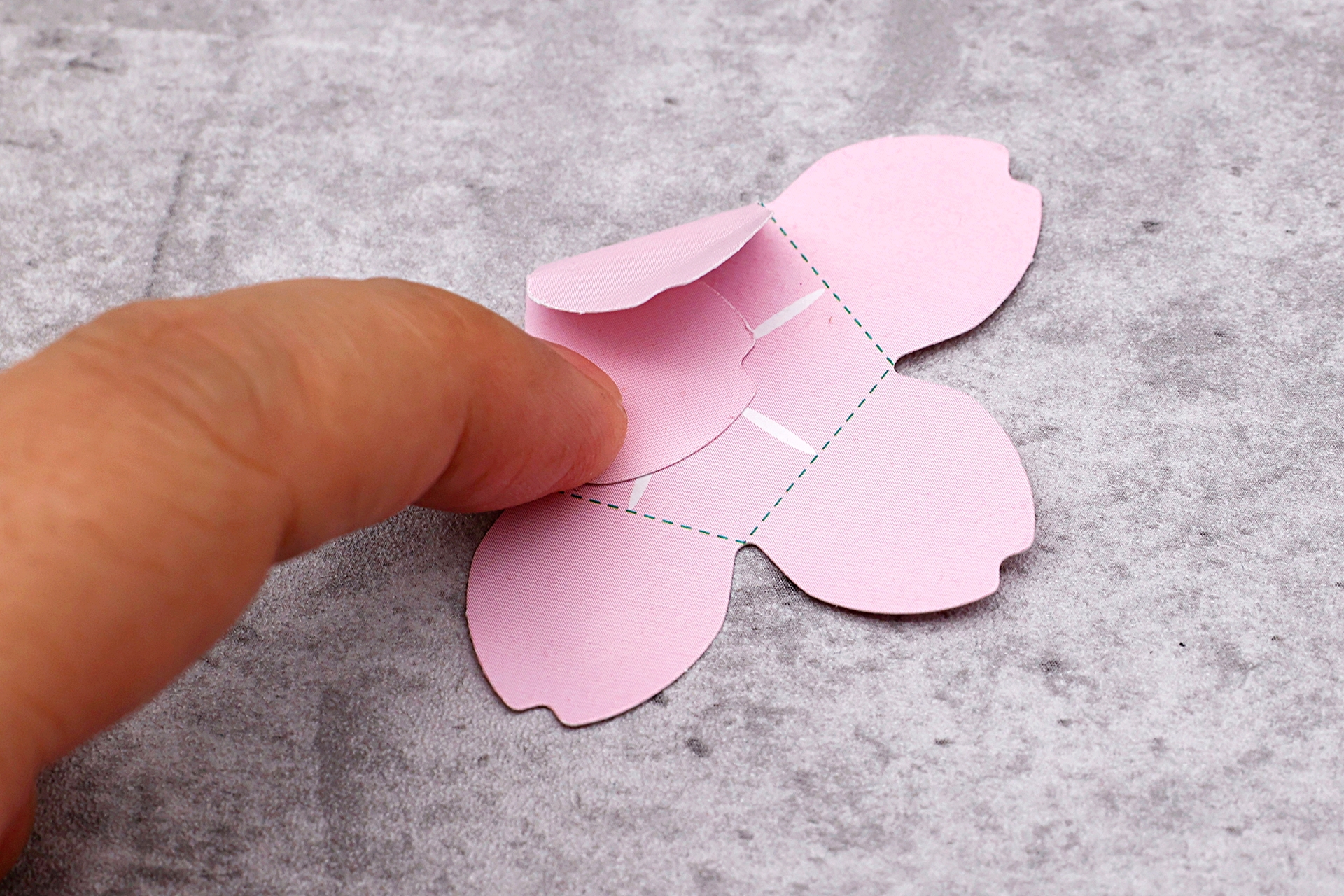 花びらは、水につける前に折り目に合わせて折りたたんでおこう