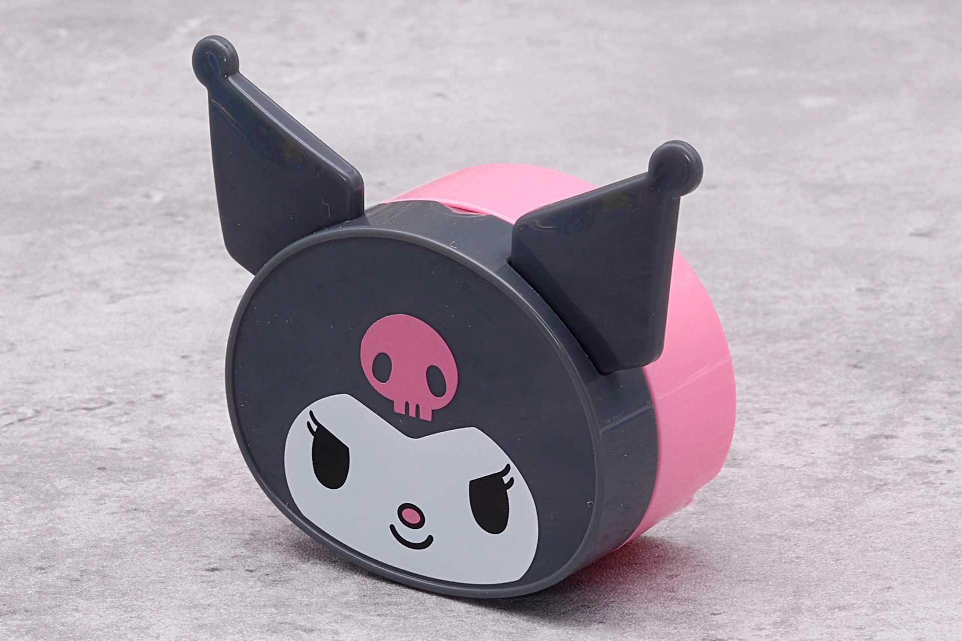 収納ケースは、キャラクターに合わせて黒とピンクのツートンカラーが採用されている