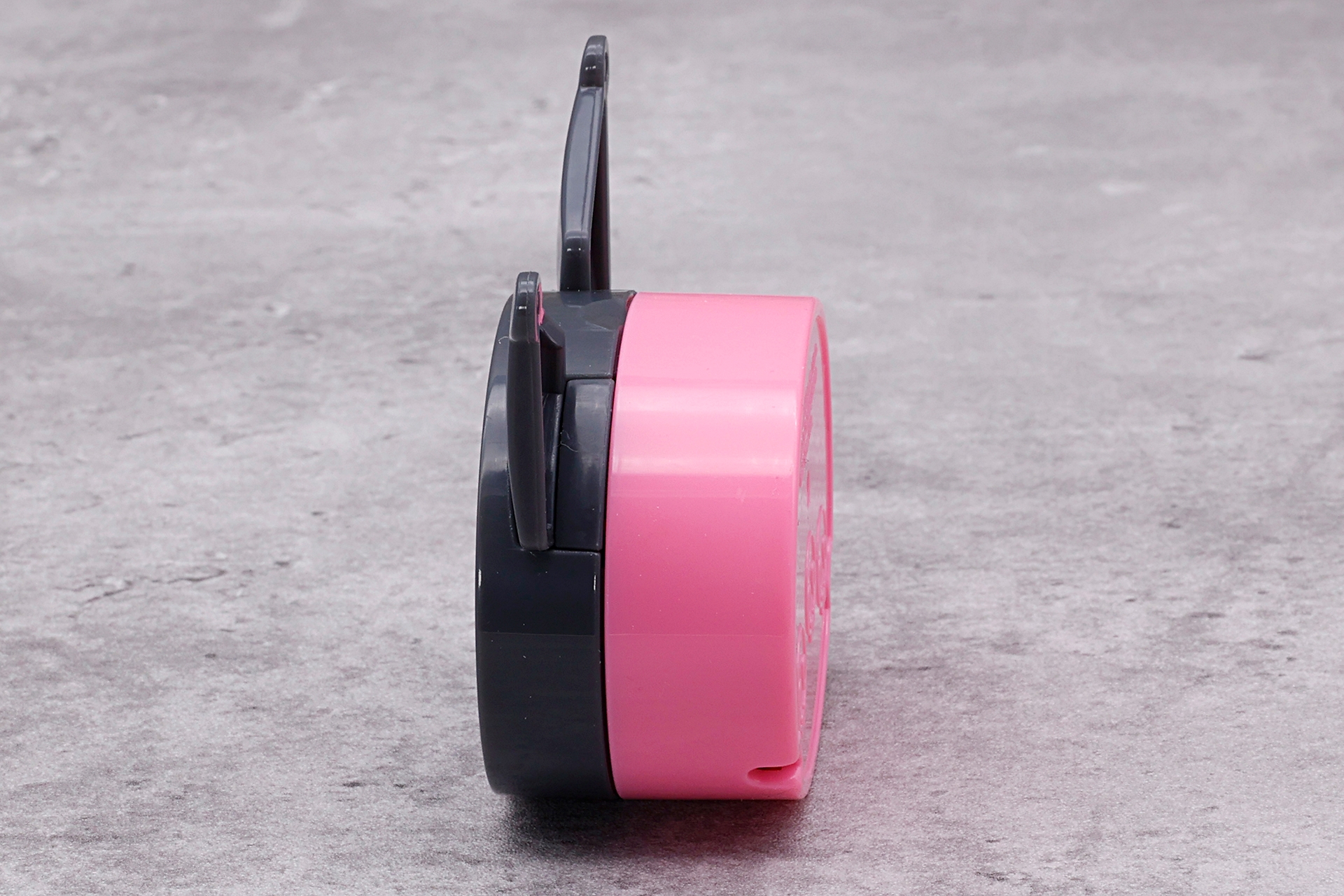 側面からみるとこんな感じだ。耳の部分以外は厚めになっている