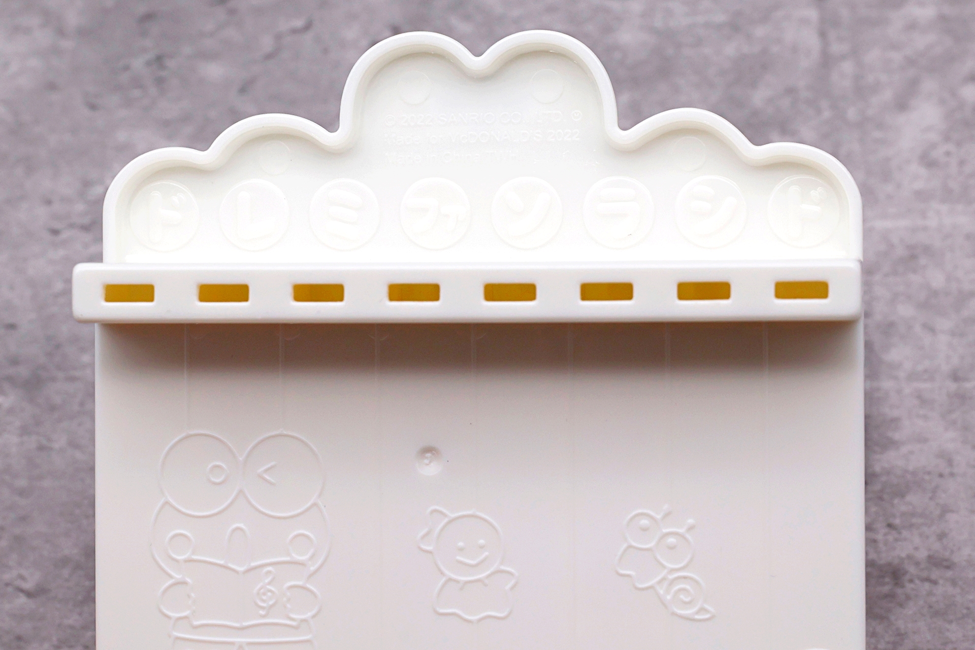 この穴の開いたところに息を吹きかけると音がでる仕組みだ。その上には音階も書かれている