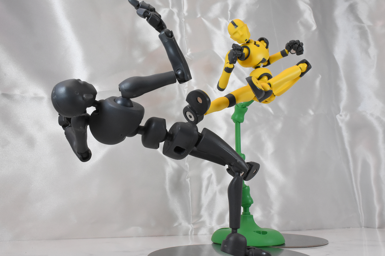 空中アクションもバッチリ。本体と合わせて欲しいスタンドだ