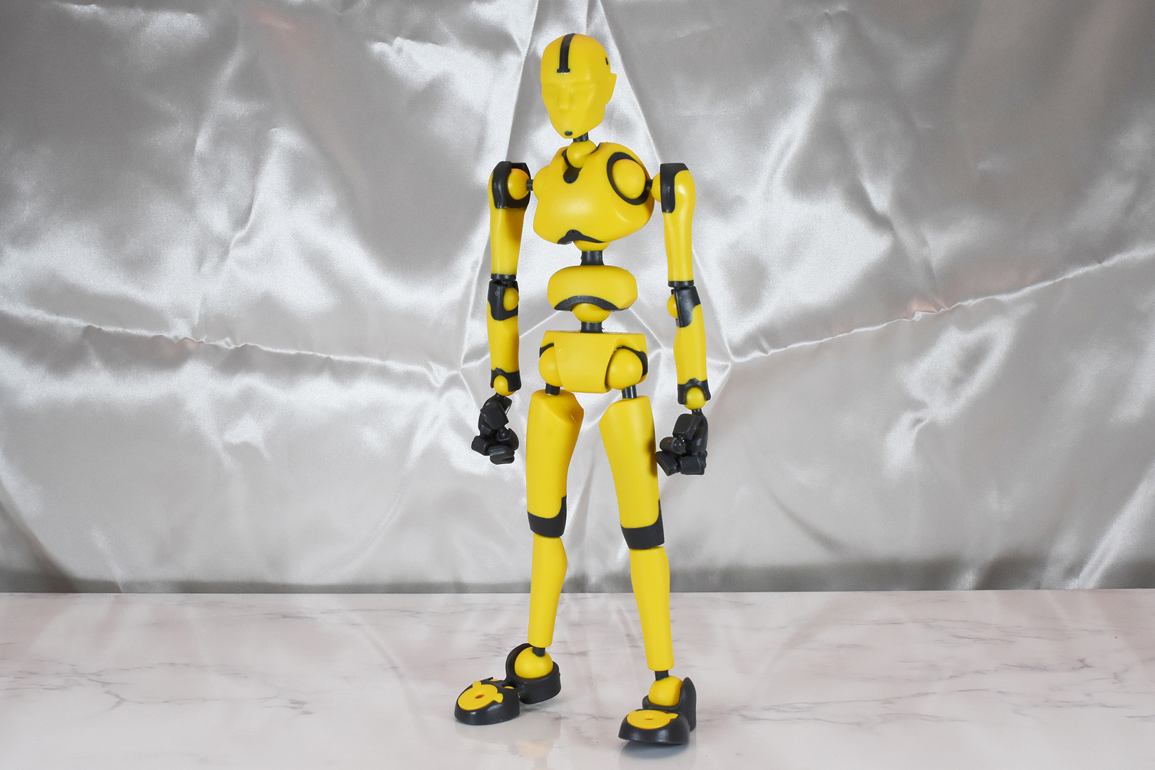 筋肉などはついておらず、関節剥き出しのシンプルなデザイン