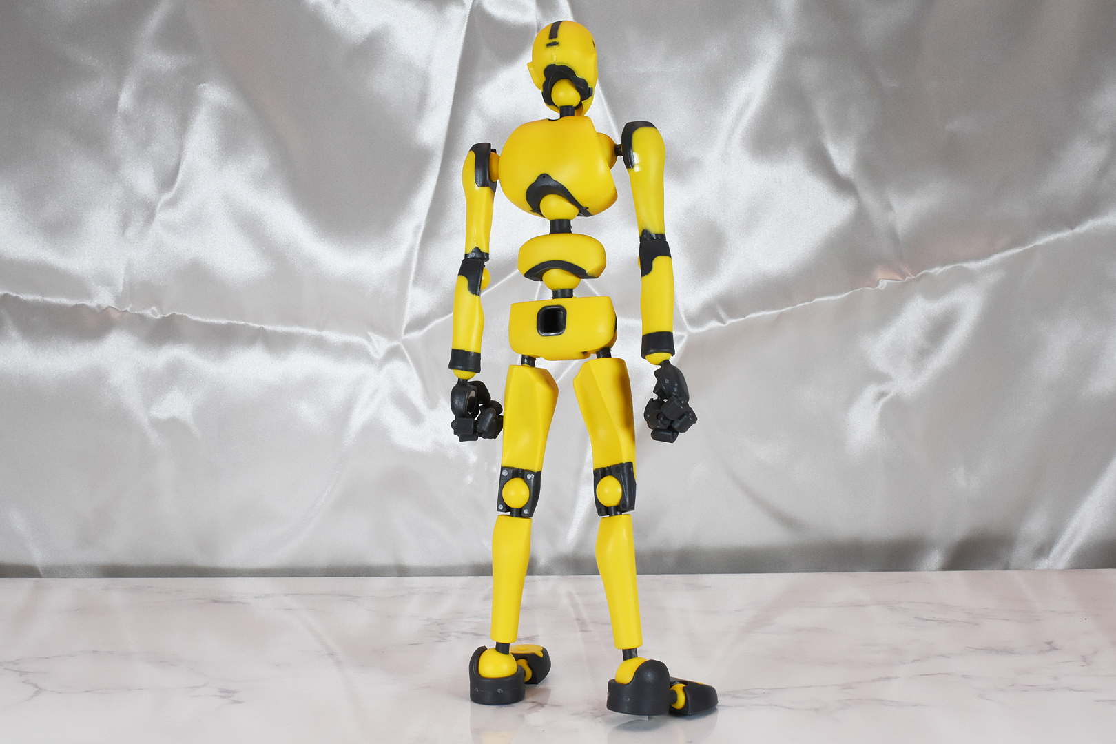 筋肉などはついておらず、関節剥き出しのシンプルなデザイン