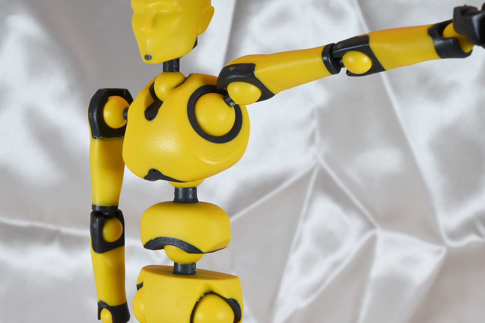 独自のジョイントにより、様々なポージングが可能