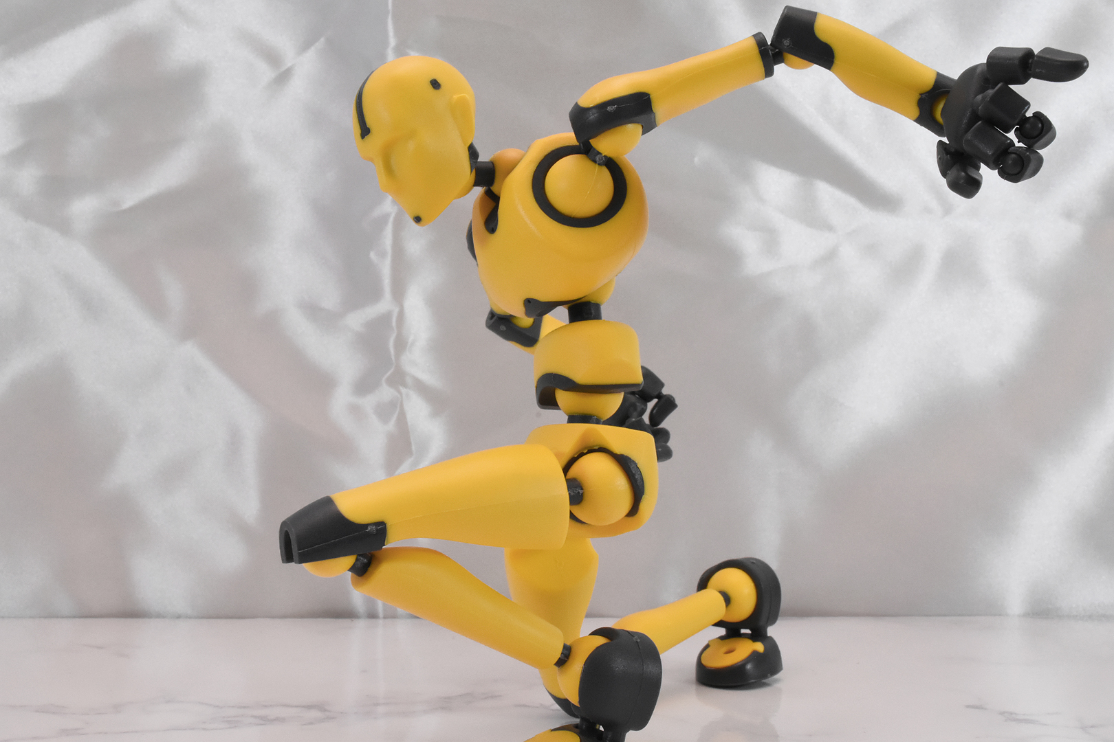 独自のジョイントにより、様々なポージングが可能