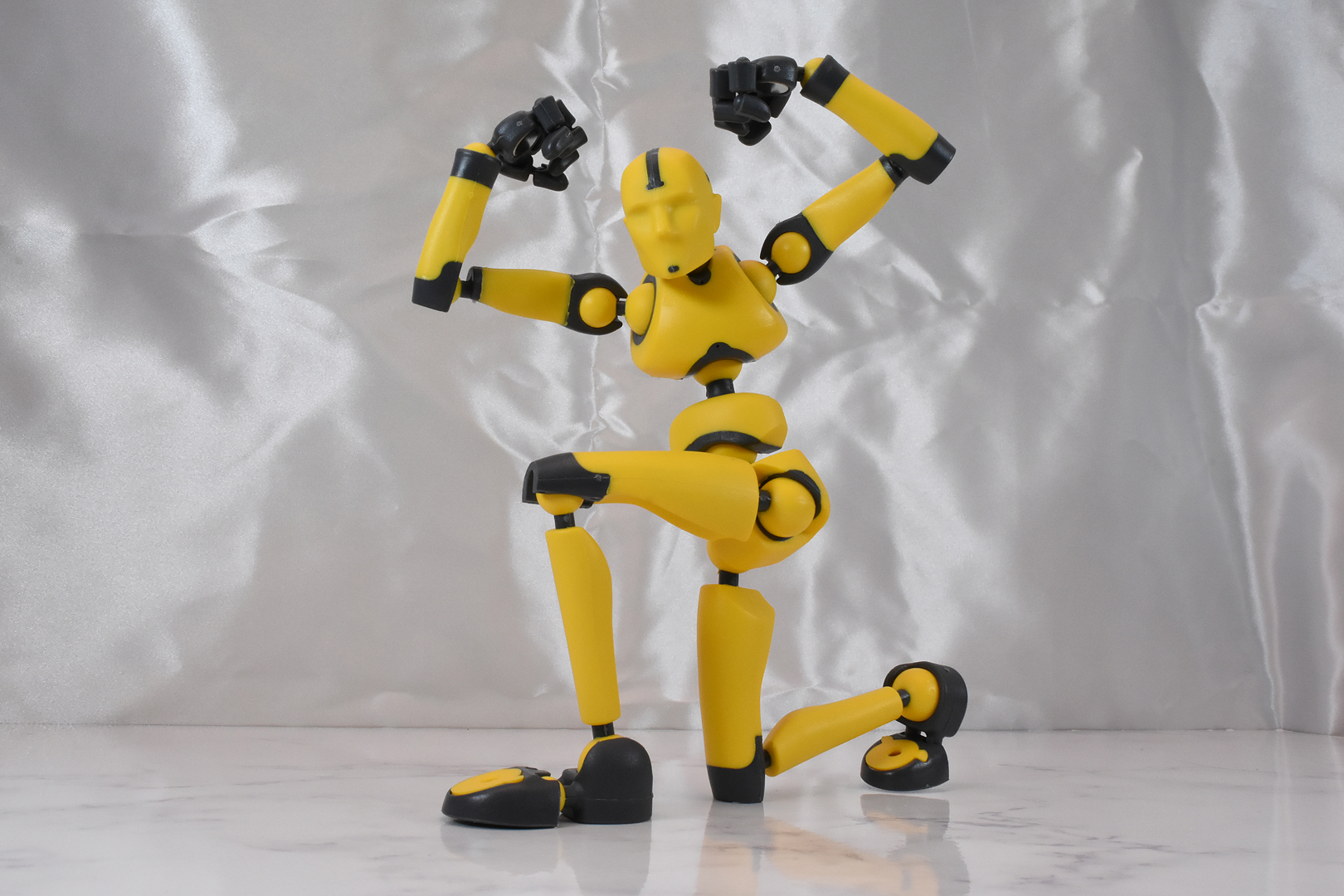 独自のジョイントにより、様々なポージングが可能