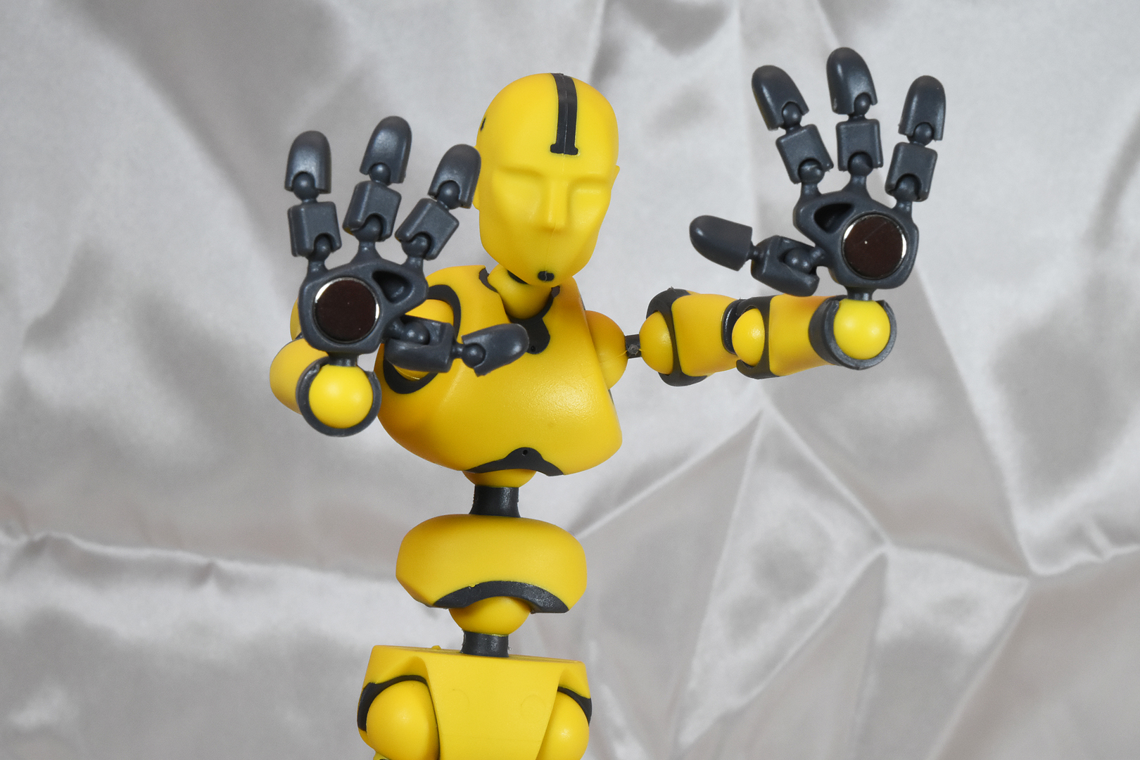 手足の強力な磁石がついているのも、本フィギュアならではの特徴