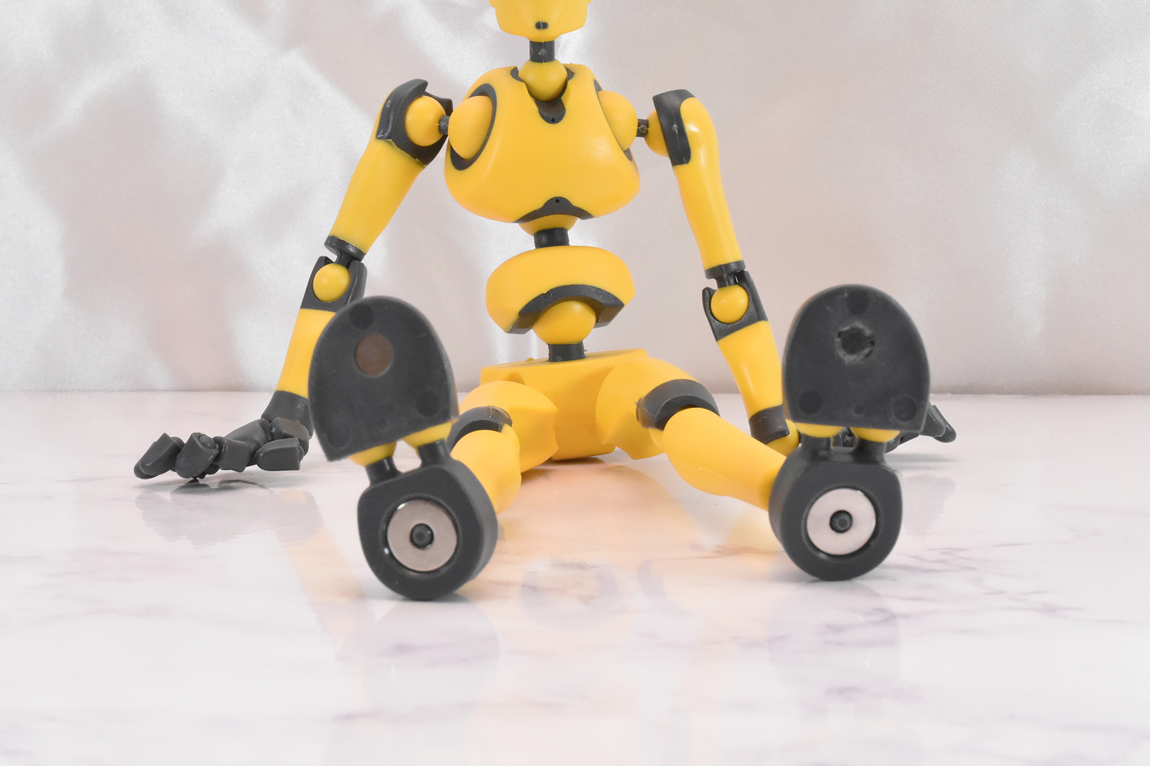 手足の強力な磁石がついているのも、本フィギュアならではの特徴