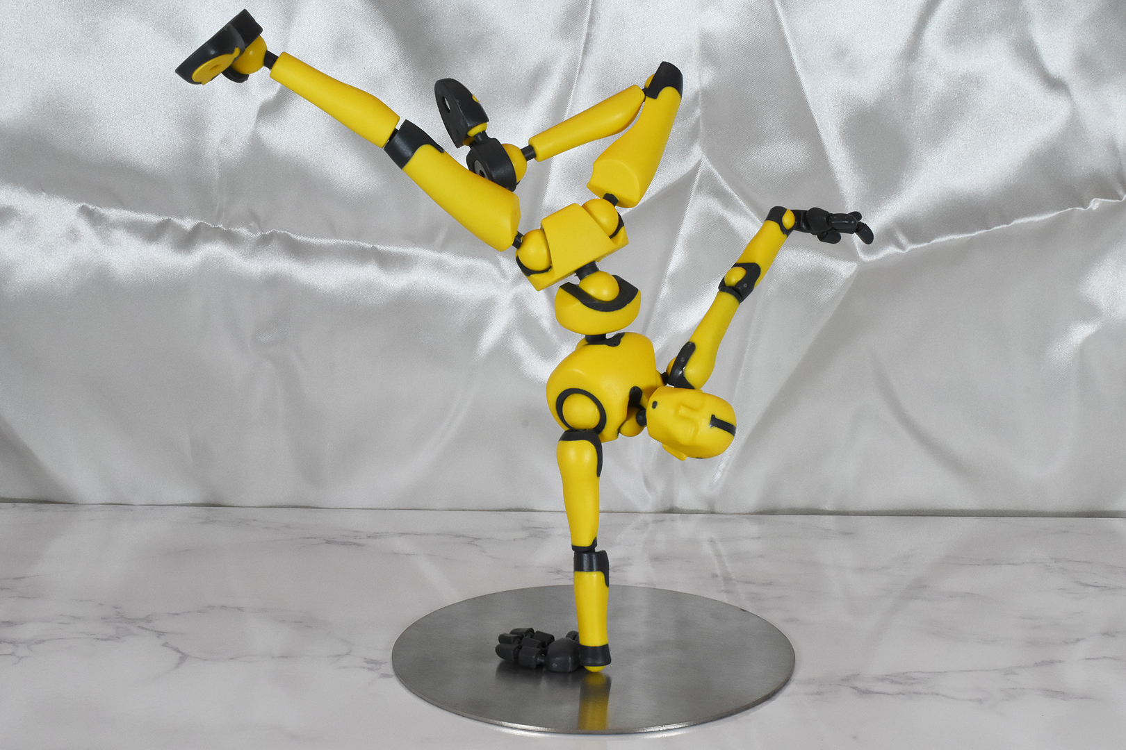 たった1本の手足で全身を支えられる驚異の磁力