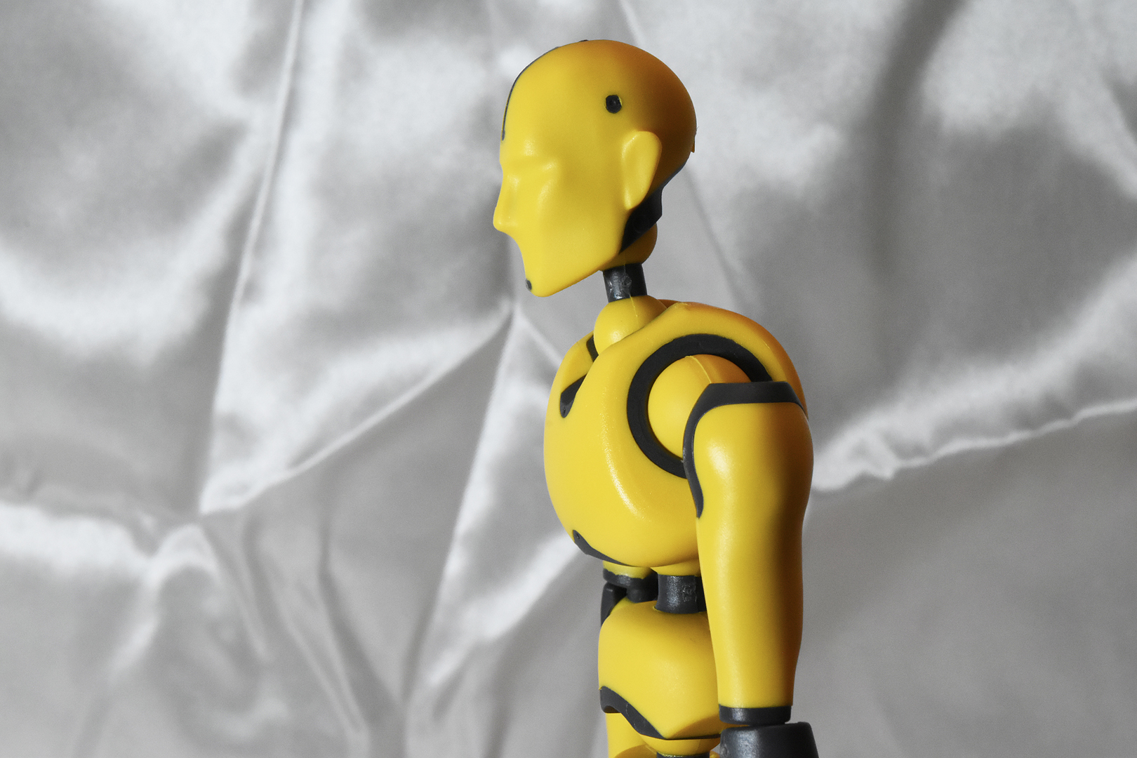 首の可動域をチェック。最大まで後ろに倒すと後頭部が背中につく