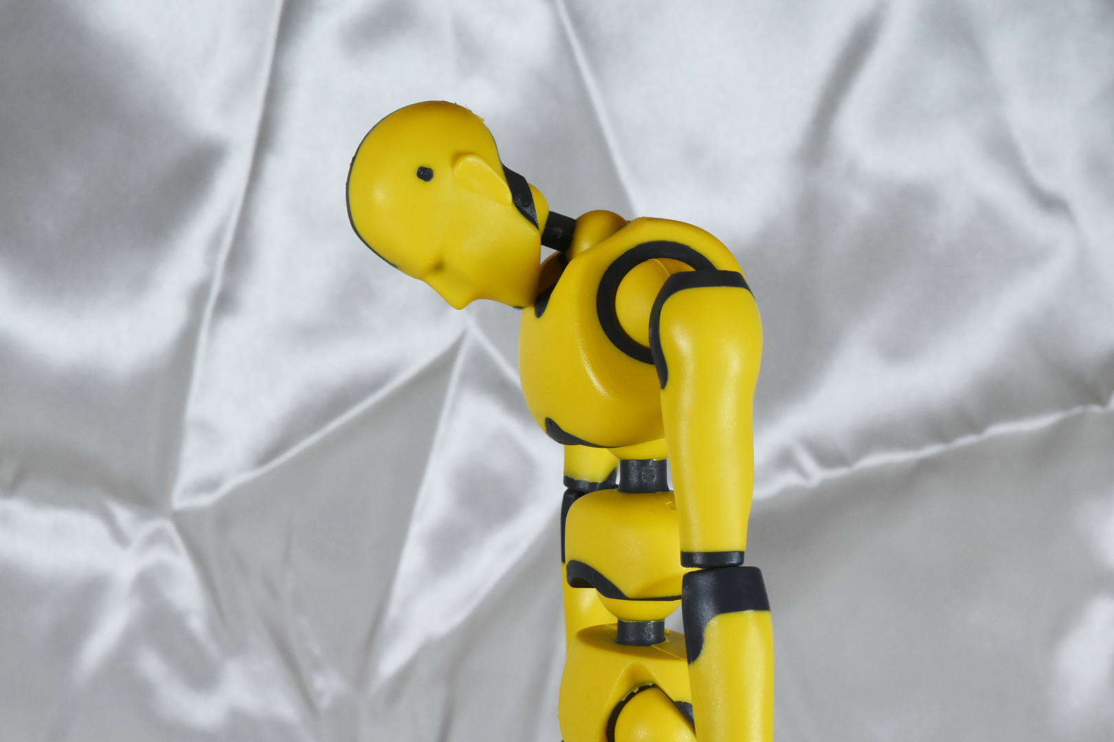 首の可動域をチェック。最大まで後ろに倒すと後頭部が背中につく