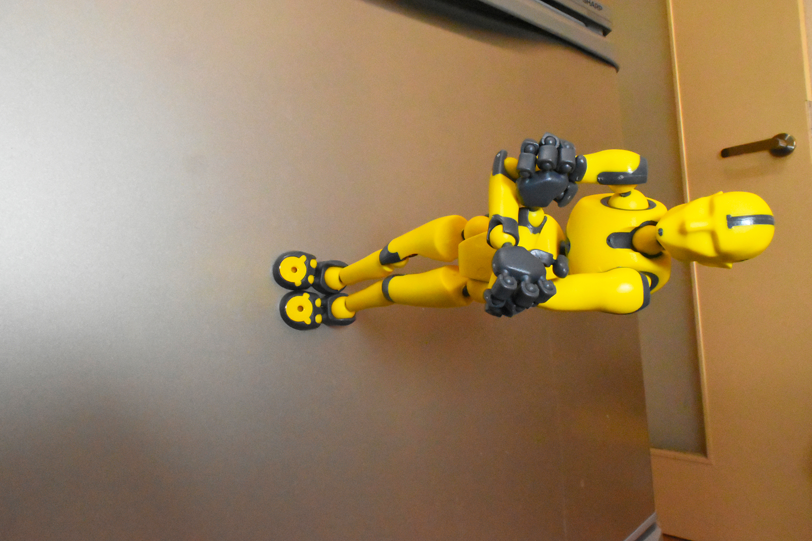 壁に立つという、超常的キャラ遊びもできる