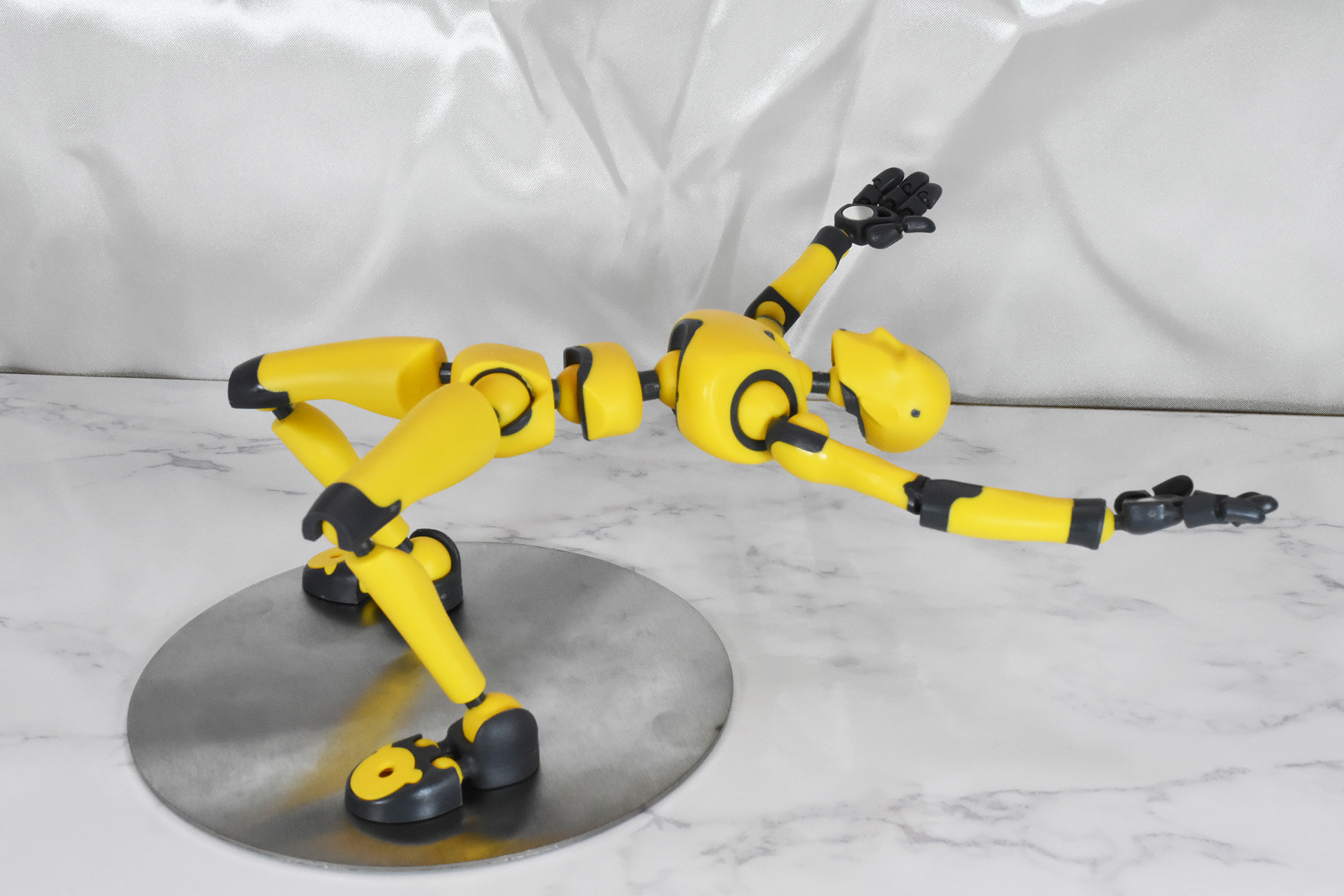 自立不可能とも思える無茶なポージングも、ステンレスベースを使え再現可能