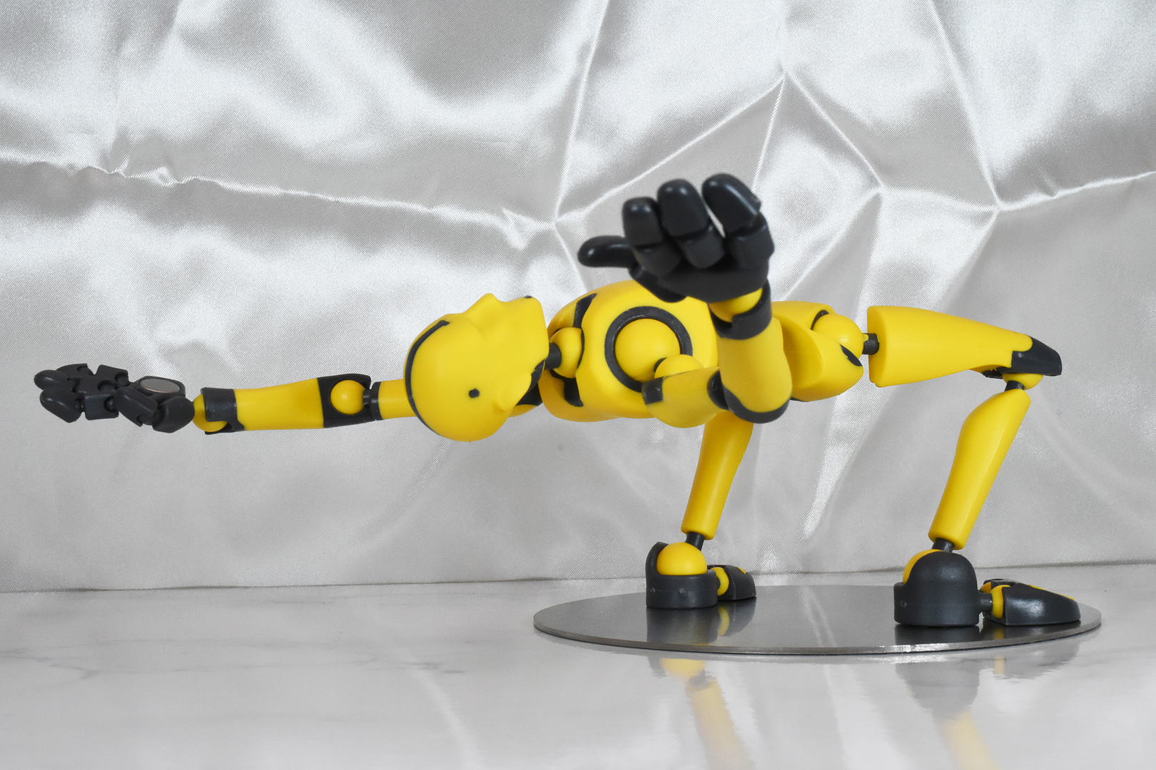 自立不可能とも思える無茶なポージングも、ステンレスベースを使え再現可能