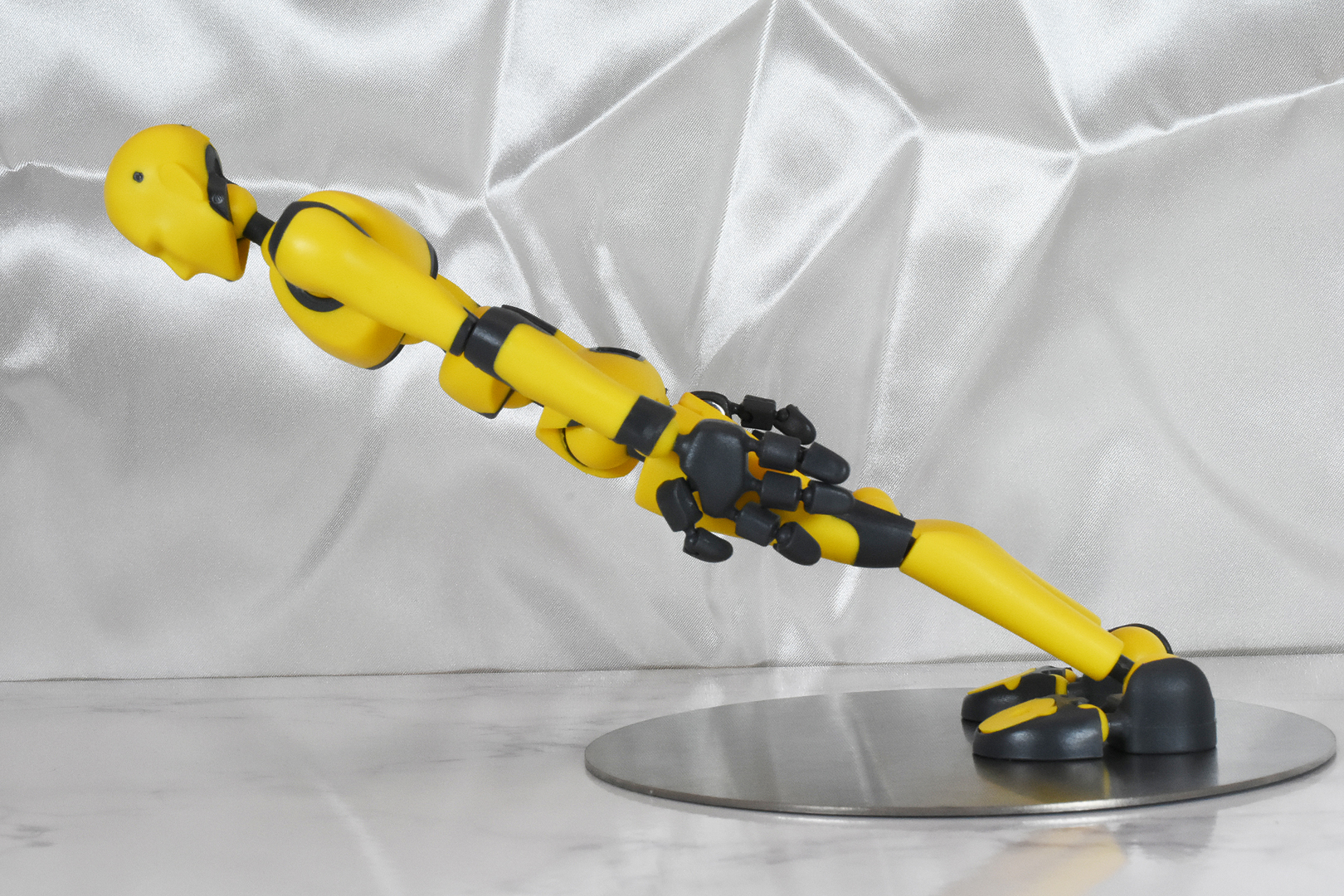 自立不可能とも思える無茶なポージングも、ステンレスベースを使え再現可能