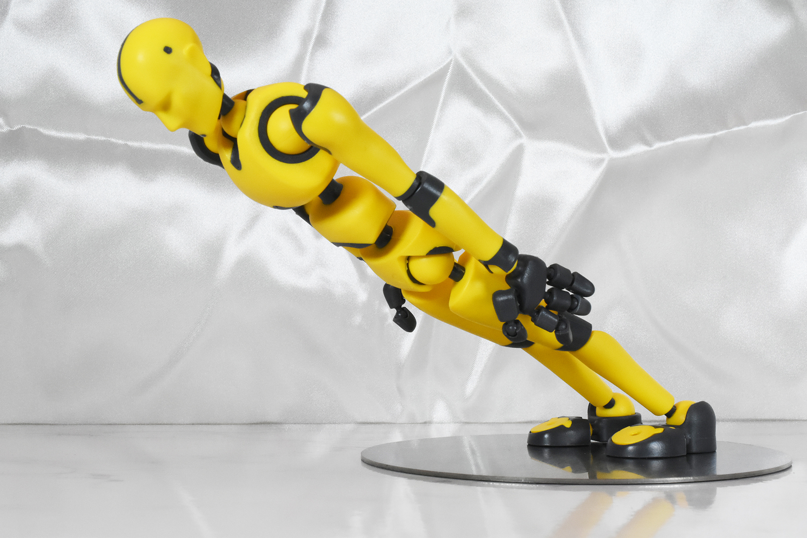 自立不可能とも思える無茶なポージングも、ステンレスベースを使え再現可能