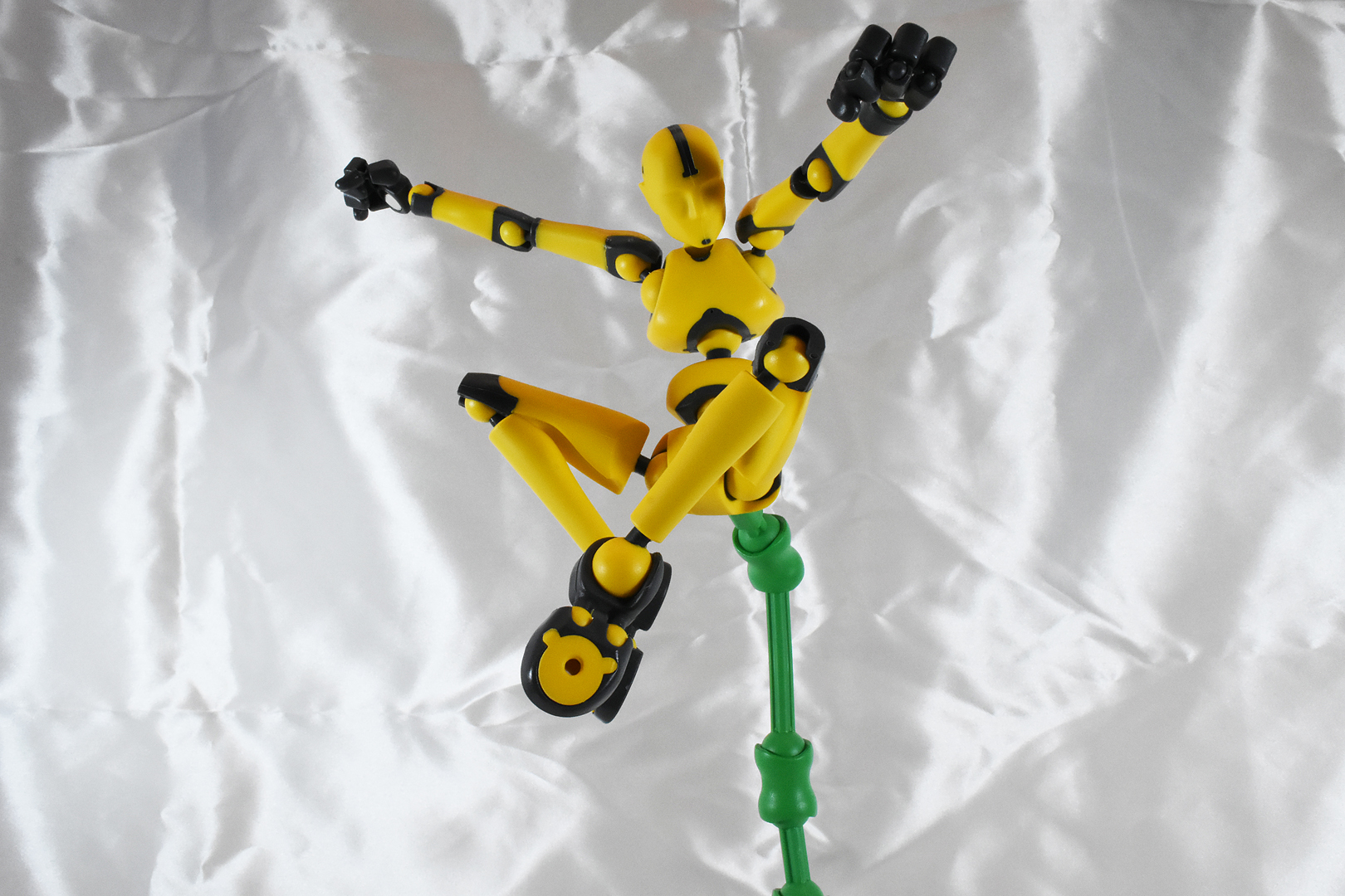 空中アクションもバッチリ。本体と合わせて欲しいスタンドだ