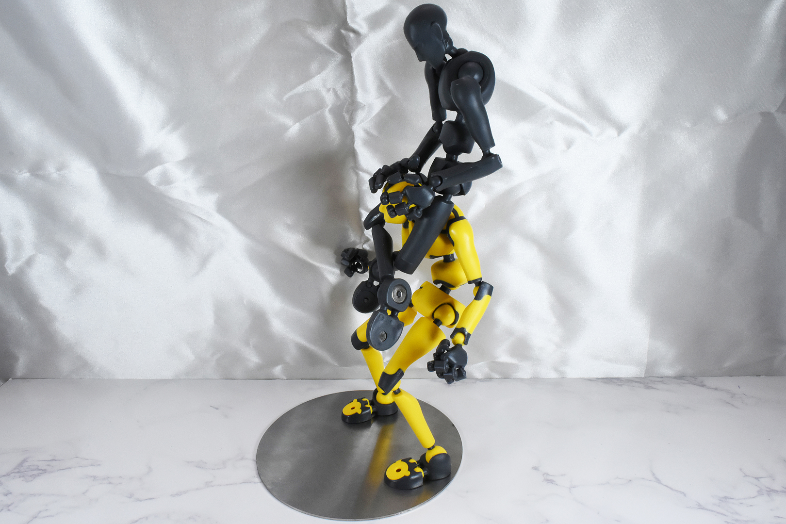 特殊部隊仕込みのキャミィの格闘術。飛び掛かっての首折りもキレイに決まる