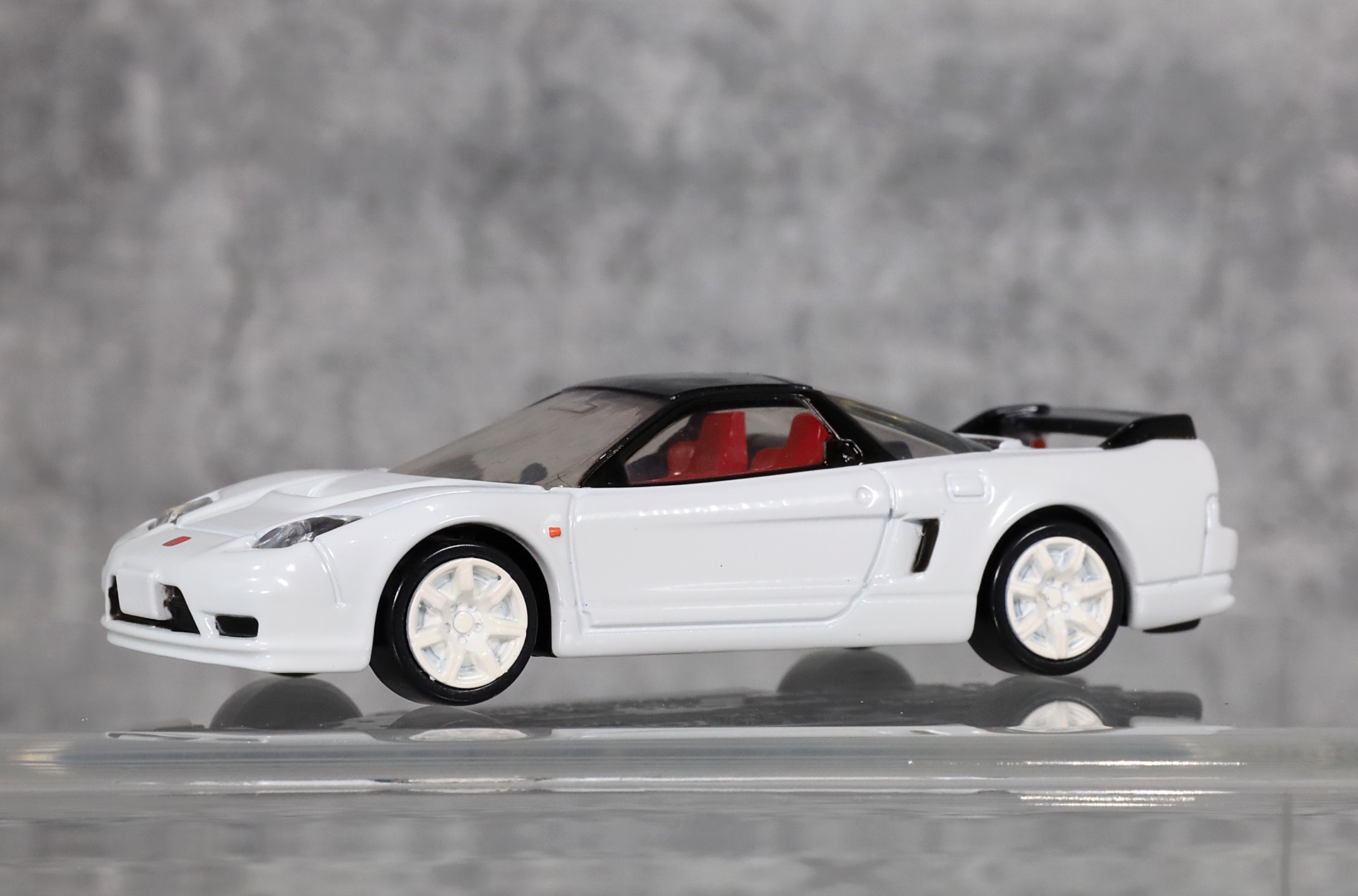 エンジンを車体の中央に搭載するミッドシップならではのスタイリング。空力を計算し尽くした美しいフォルムだ