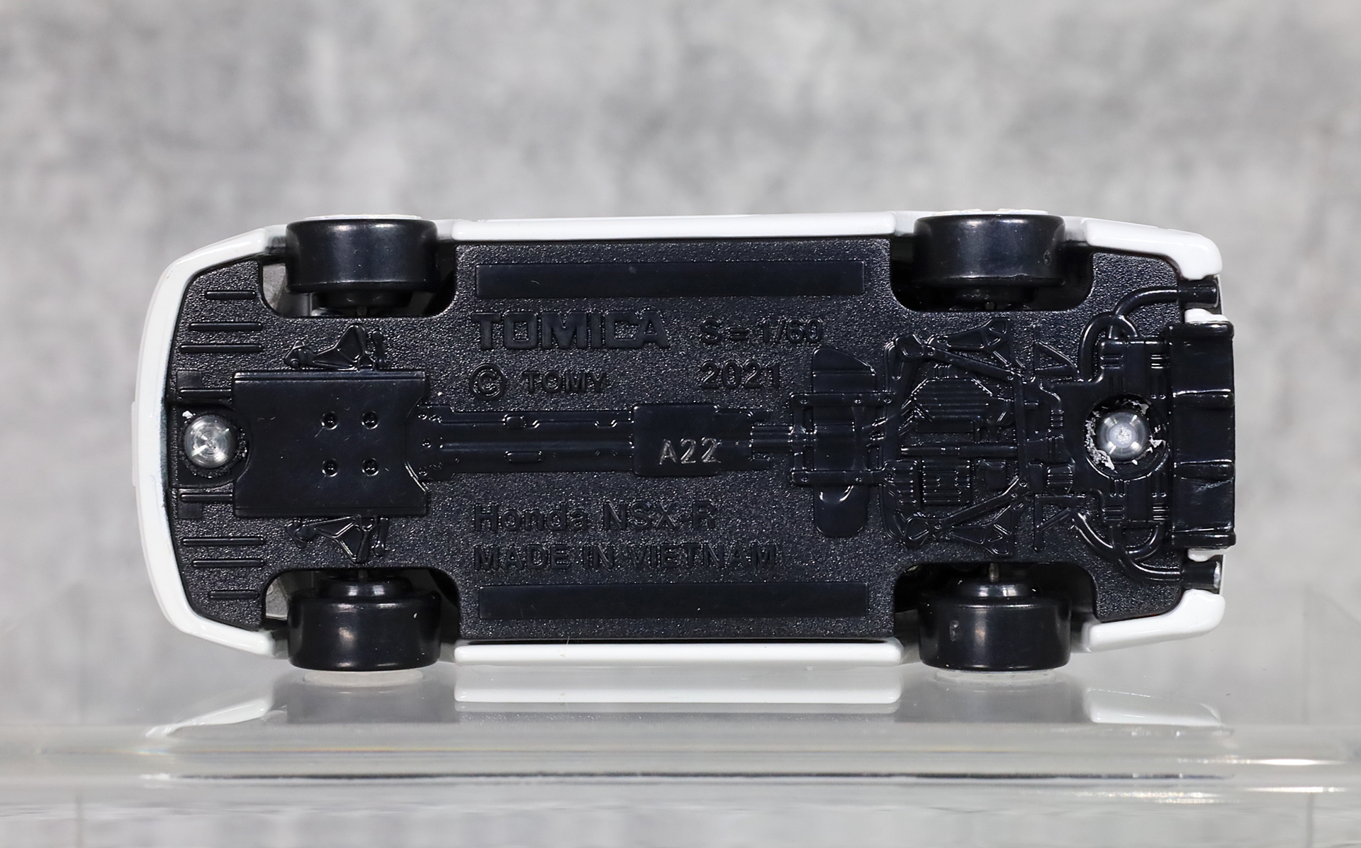 通常トミカと同じくシャーシの形状ももちろん表現。スケールは1/60