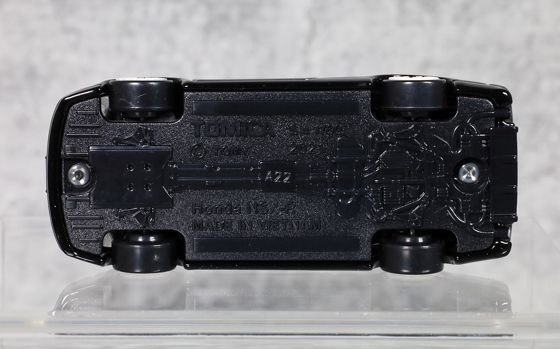 通常トミカと同じくシャーシの形状ももちろん表現。スケールは1/60