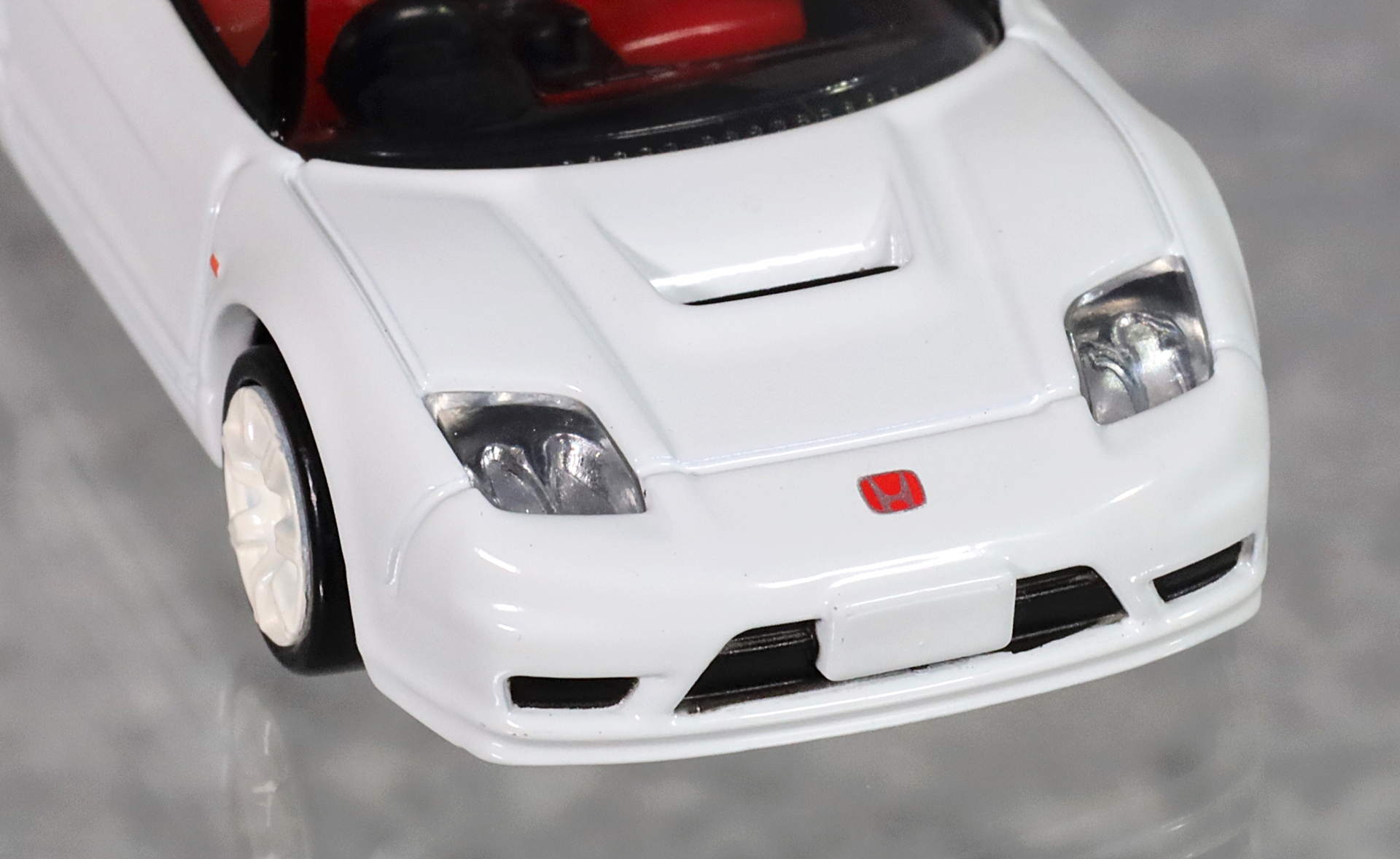 真っ赤なホンダバッジもはっきり読み取れる