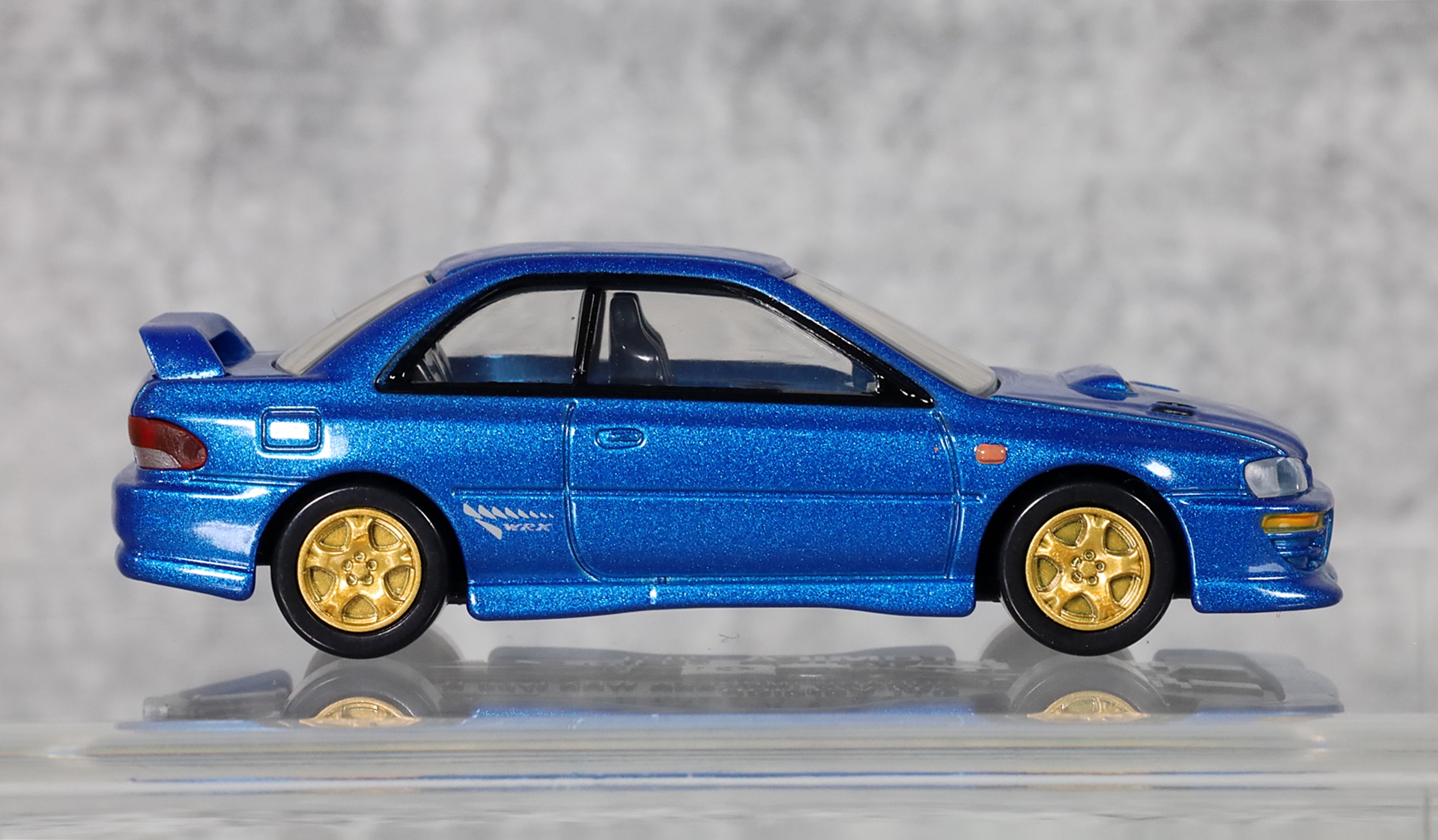 サイド。ドアミラーがないのにもかかわらず、実車のようなリアリティを感じられるのは驚きだ