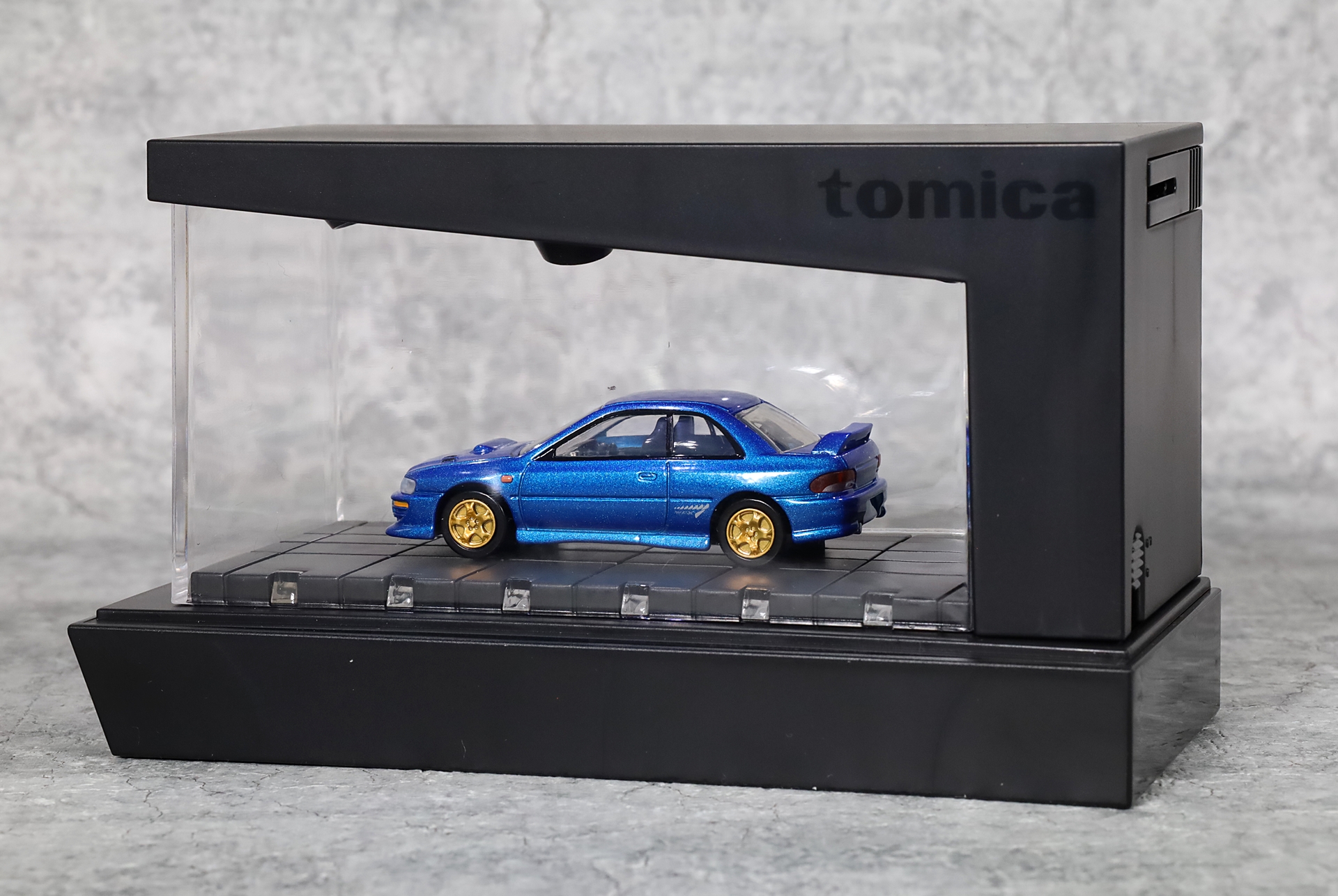 「tomica」ブランドより発売中の「tomica ライトアップシアター」