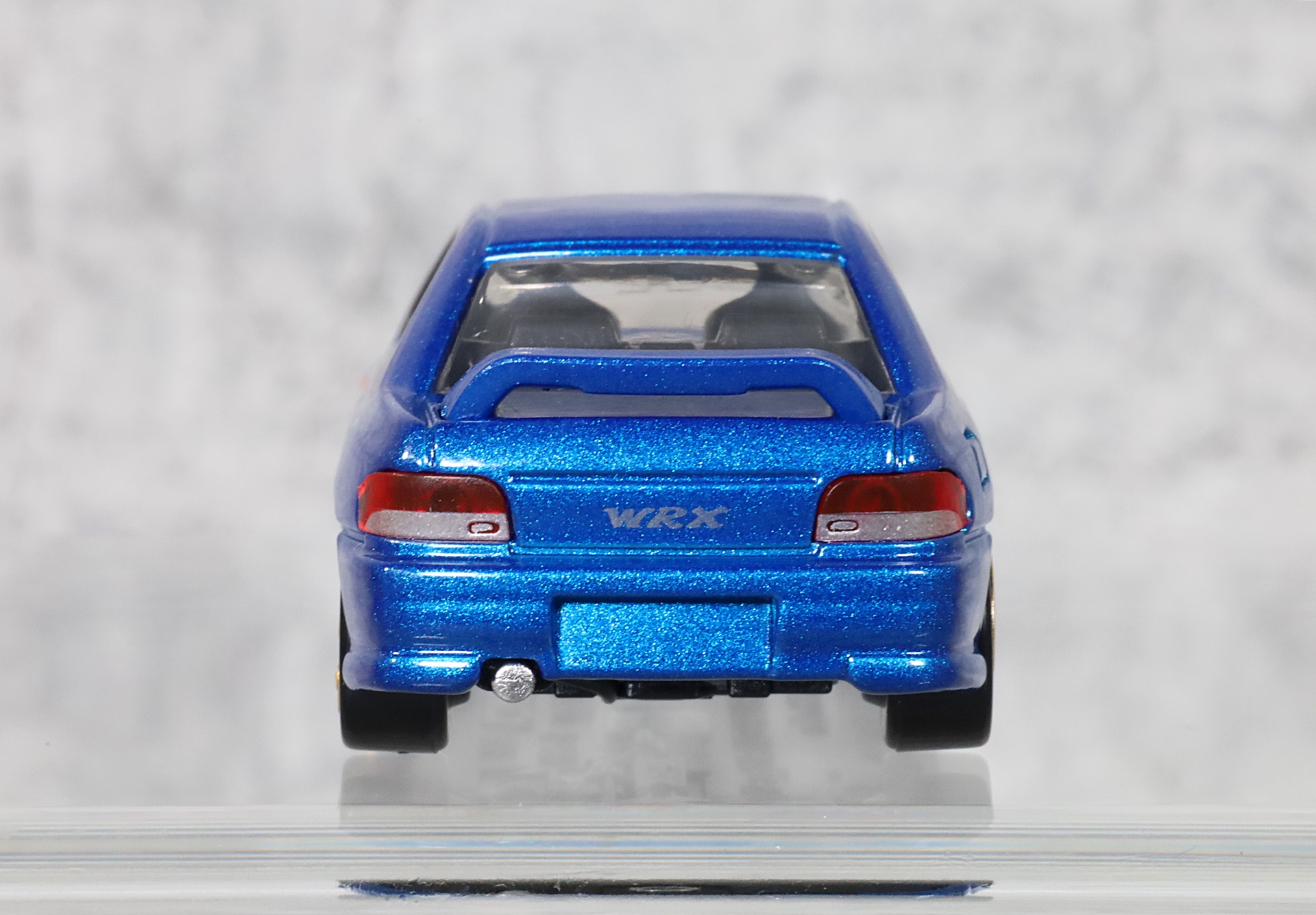 リア。特徴的なリアスポイラーがスポーティさをより引き立てる