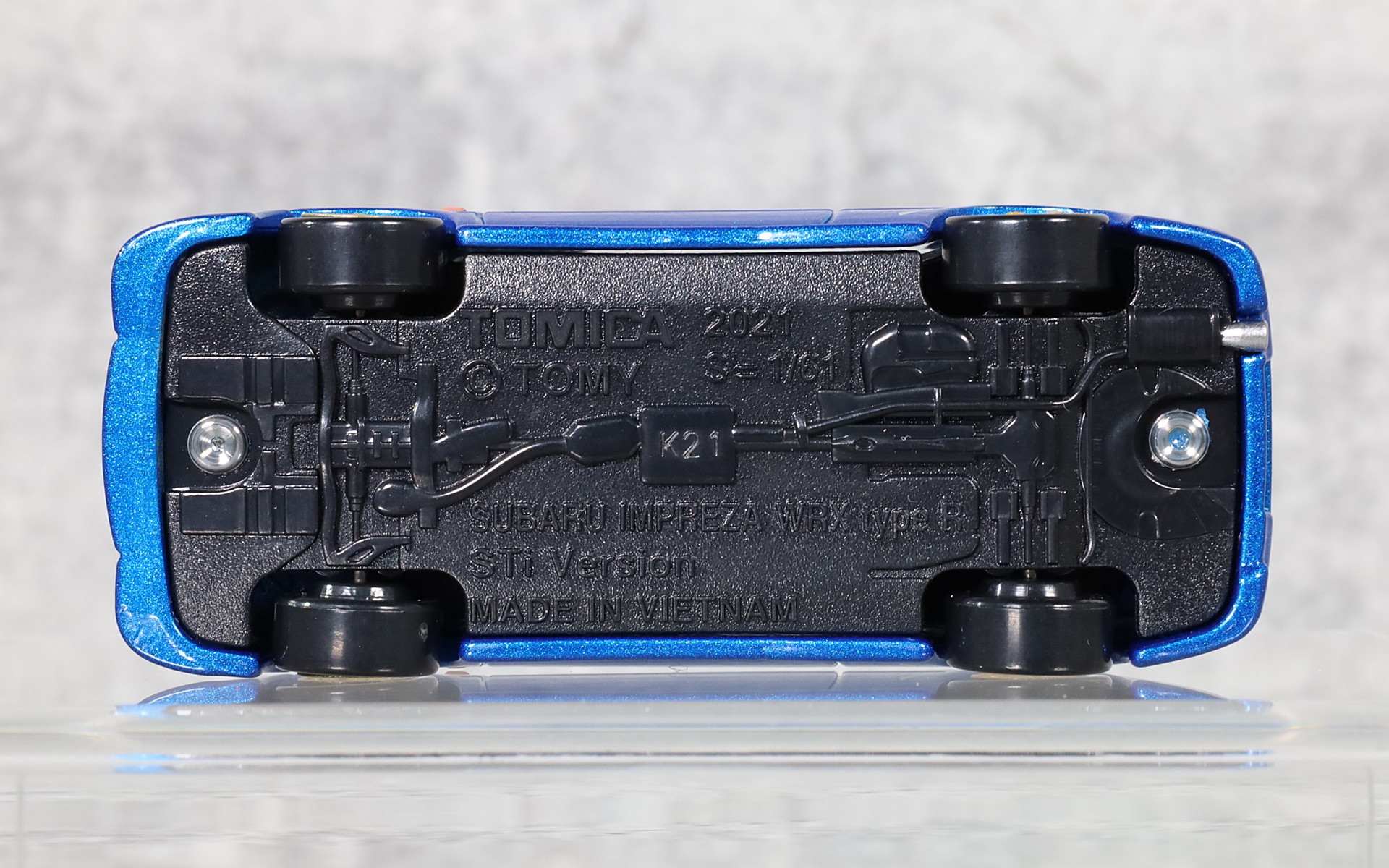 シャーシの表現は通常のトミカと同じ感じだ。スケールは1/61