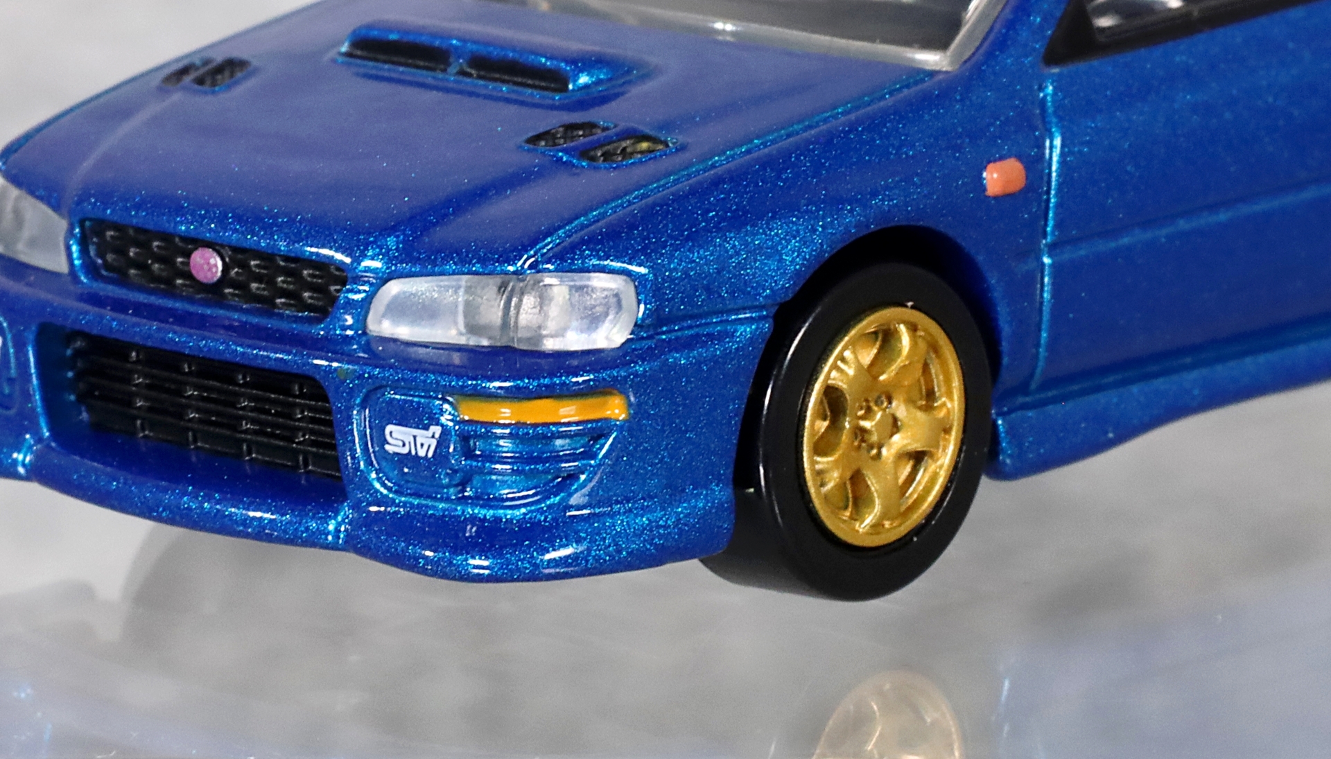 ヘッドライトはクリアパーツ。ウィンカーは塗装で再現されている